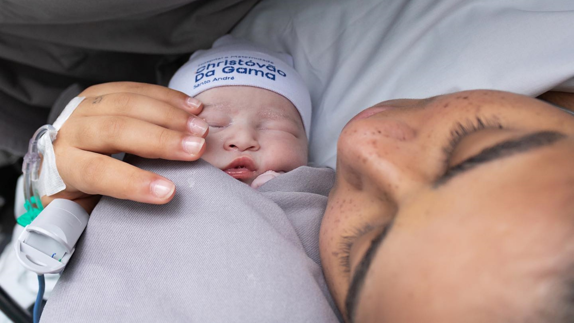 MC Loma mostra vídeo inédito do nascimento da filha e se declara: “Te amo”
