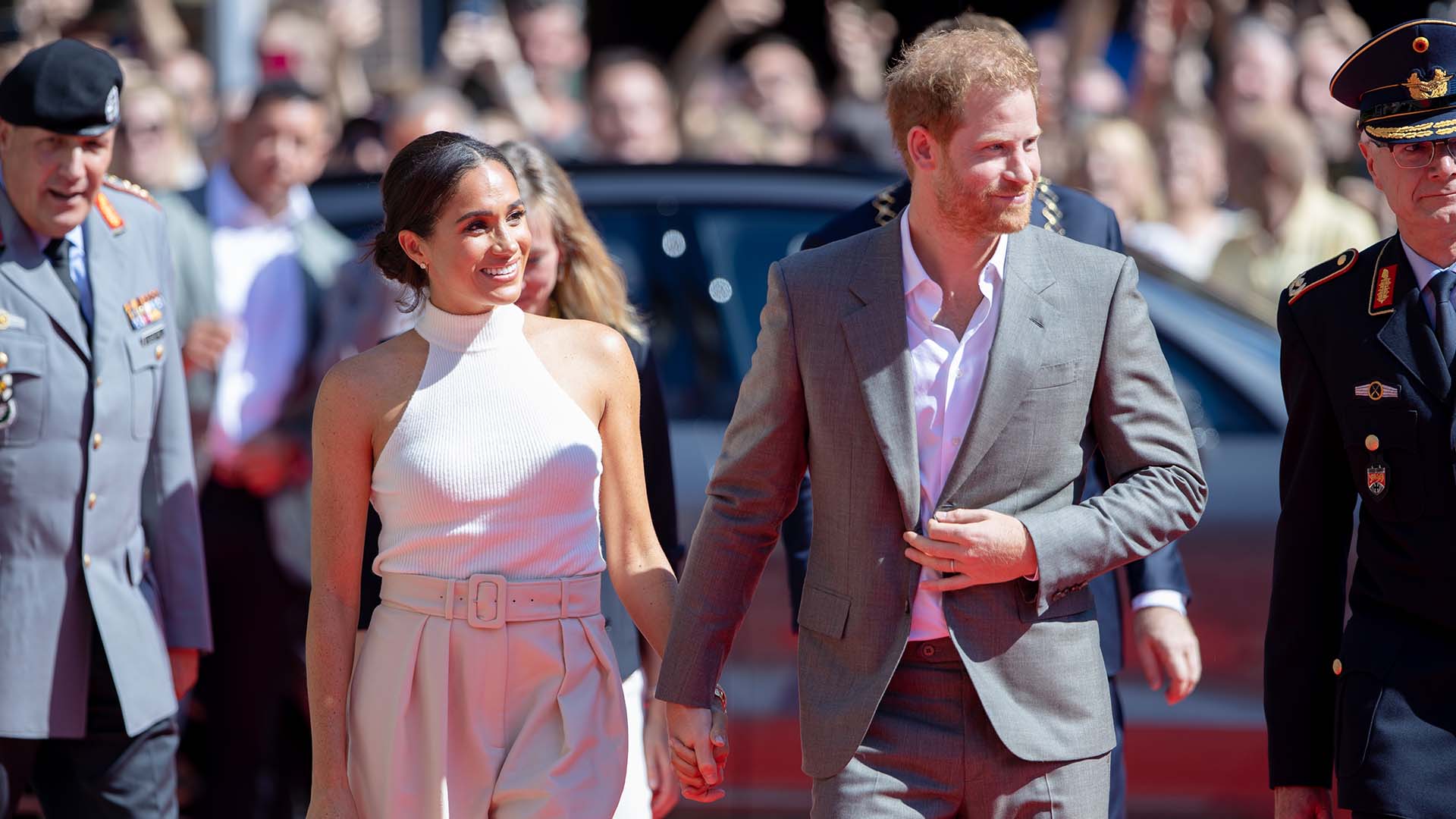 Meghan Markle e príncipe Harry atraem os olhares em evento internacional