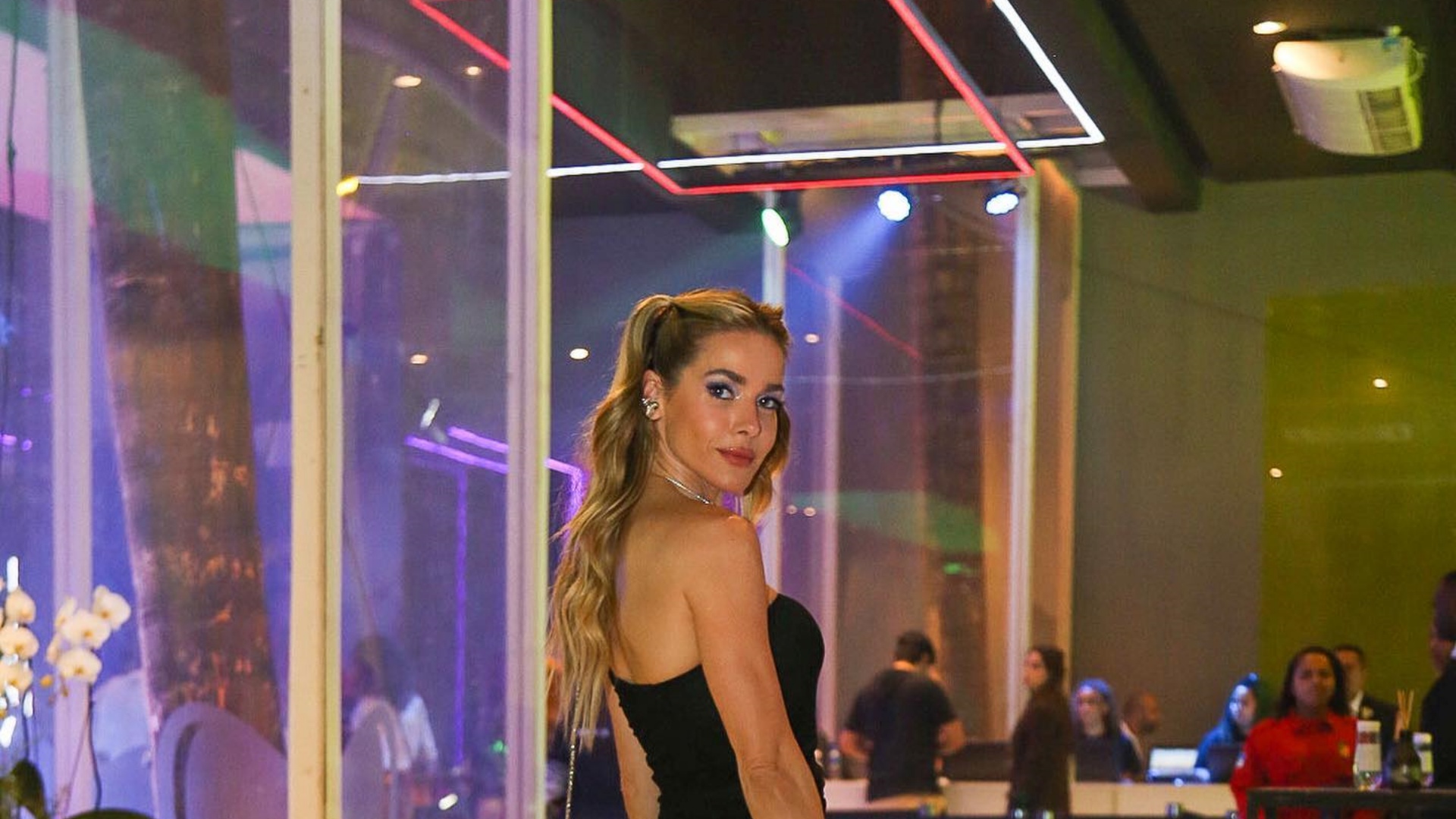 Deslumbrante, Monique Alfradique é clicada com vestidinho coladíssimo em evento: ”Barbie”