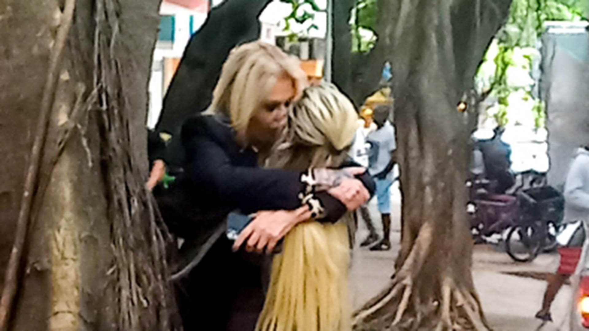 Monique Evans surge aos beijos com a namorada em passeio