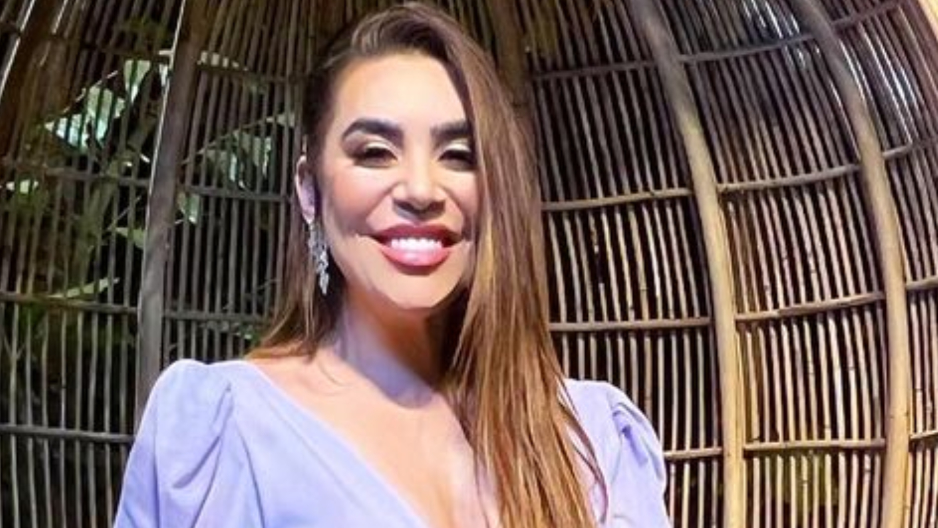 Naiara Azevedo exibe decote turbinado em look arrasador de casamento: ”Uma deusa”