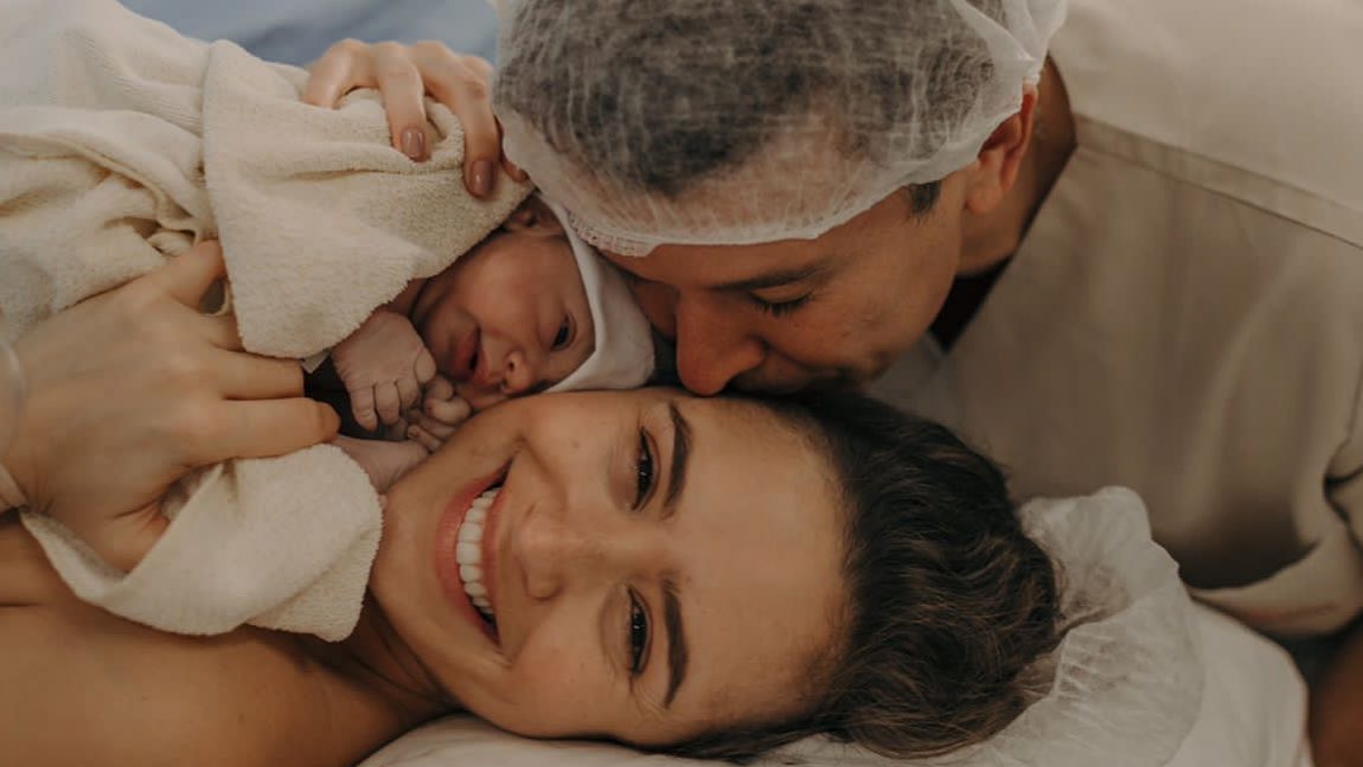 Nasce Júlia, primeira filha de Amanda Richter e Felipe Carreras