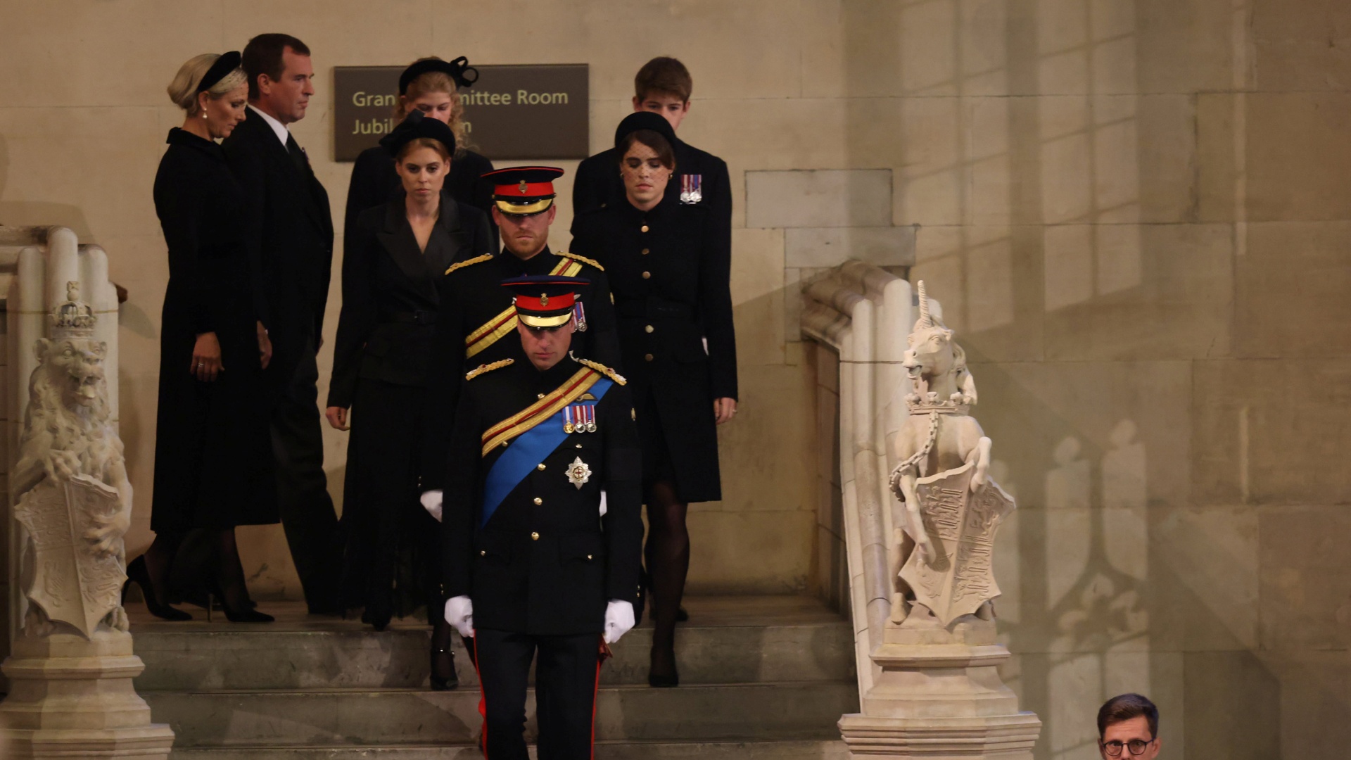 Netos da Rainha Elizabeth II participam de vigília em homenagem à monarca