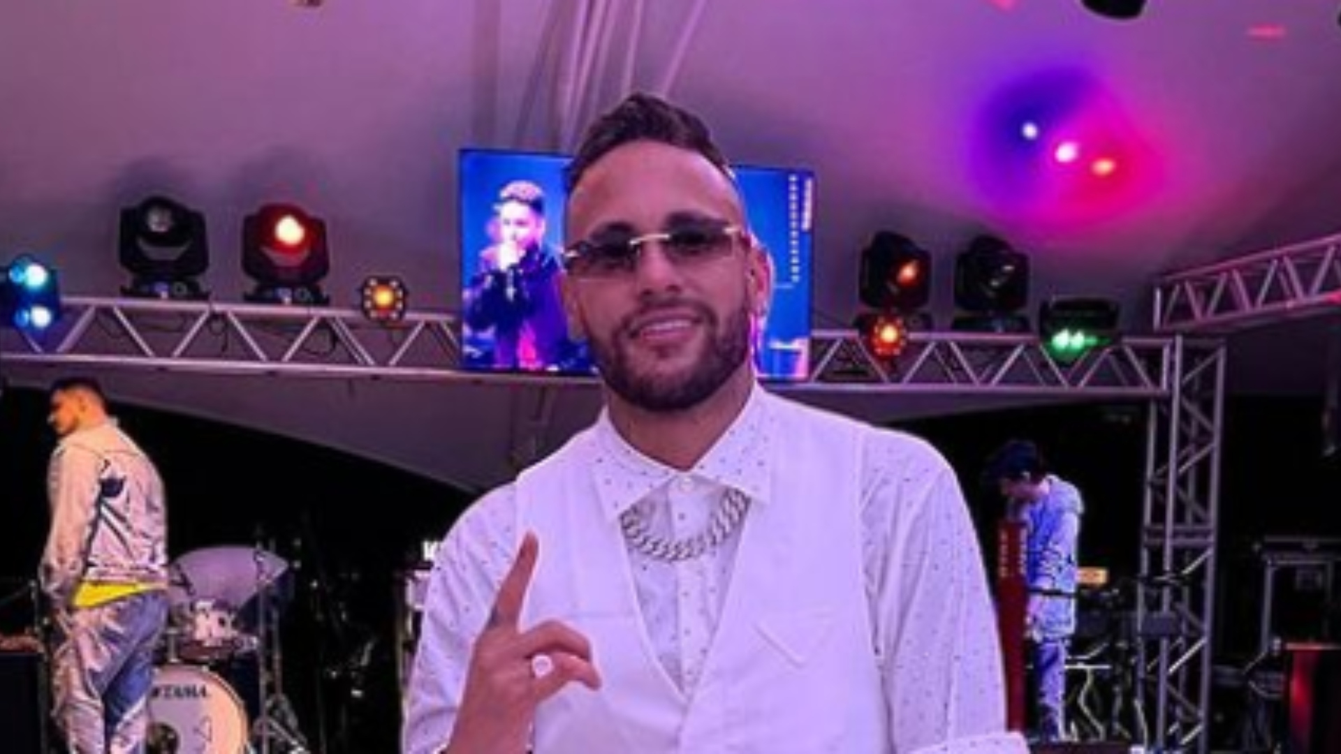 Possível novo affair de Neymar assiste ao jogo da seleção e amigos do jogador aprovam