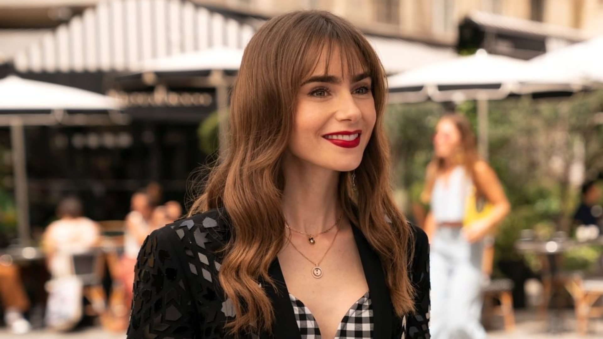 Terceira temporada de Emily em Paris ganha divulgação com novas fotos
