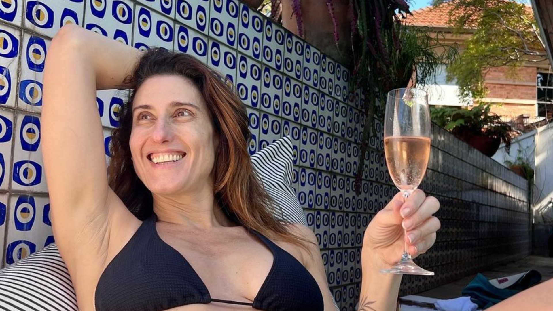 De biquíni, Paola Carosella choca com corpaço deslumbrante aos 49 anos: ”Gata”