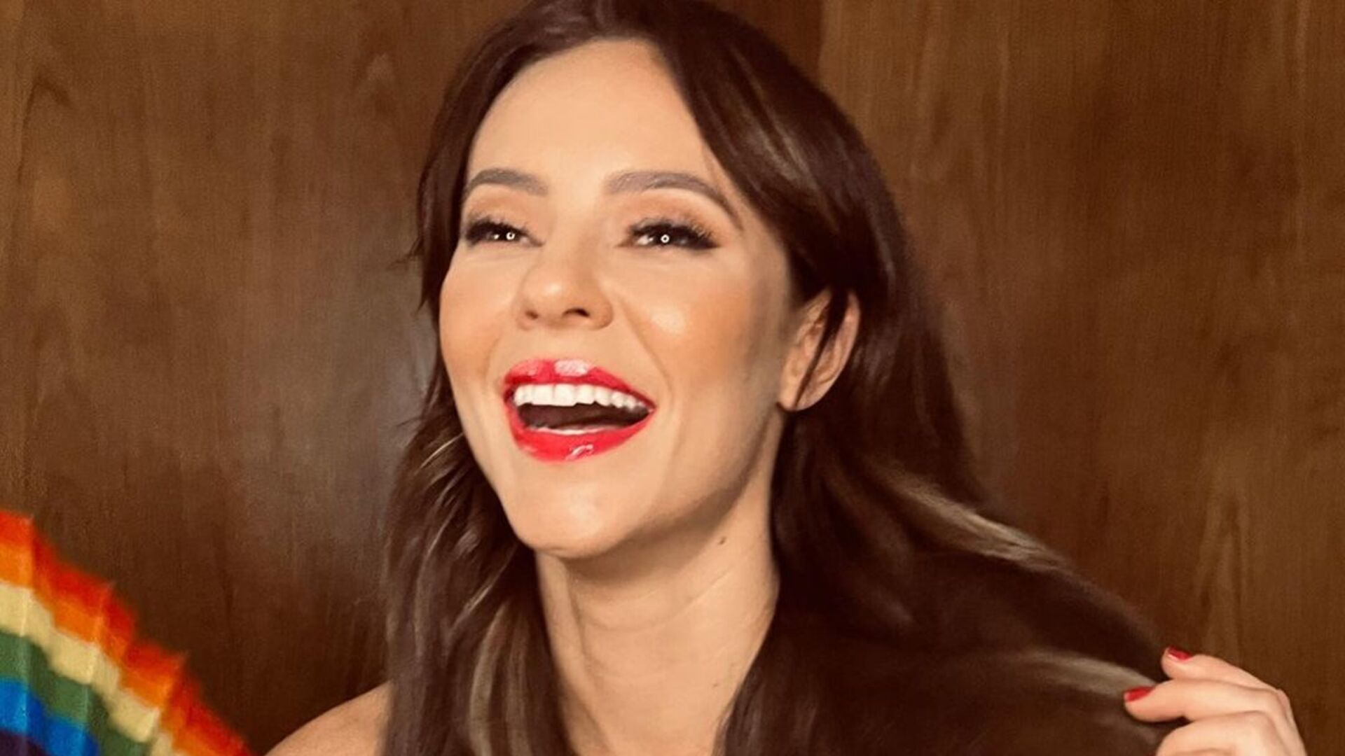 Paolla Oliveira cobre seios apenas com os cabelos e para tudo: ”Me abana”