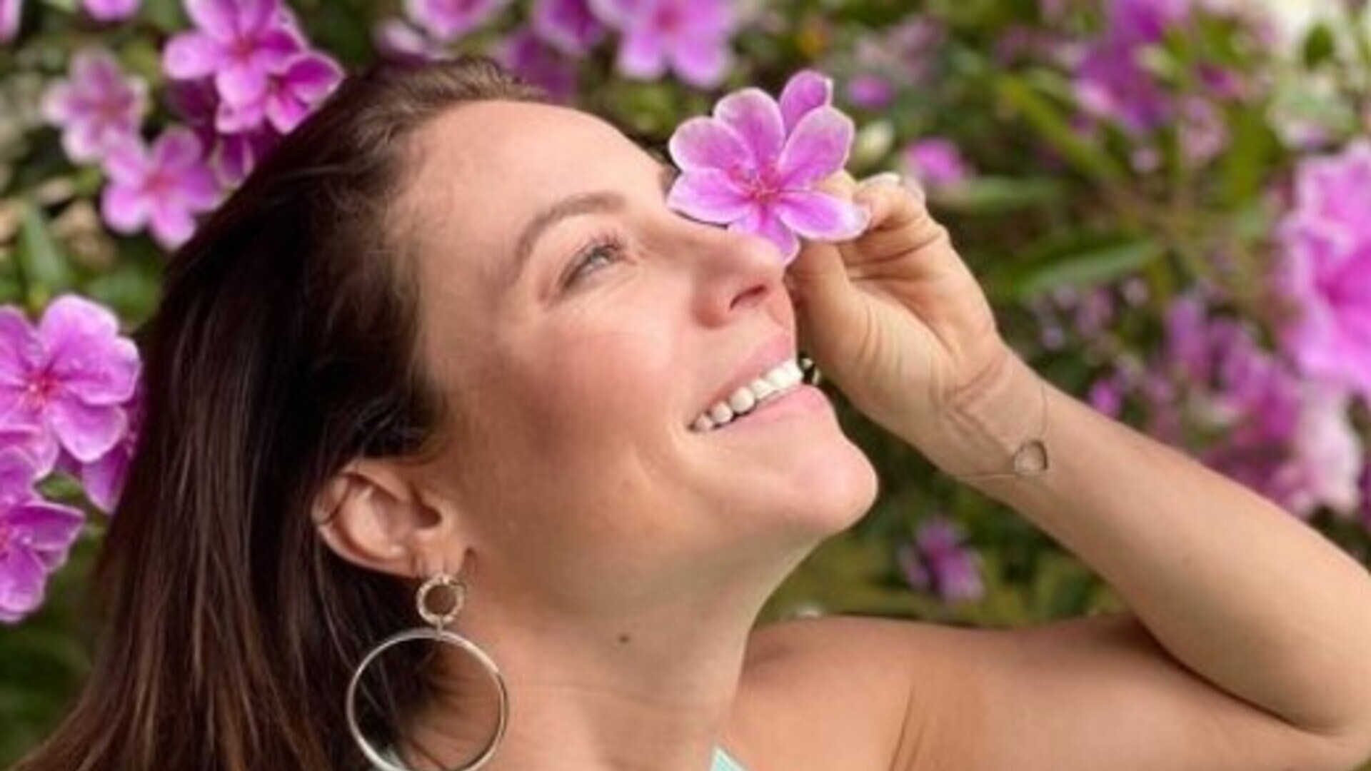 Paolla Oliveira esbanja beleza e alegria ao posar com flores