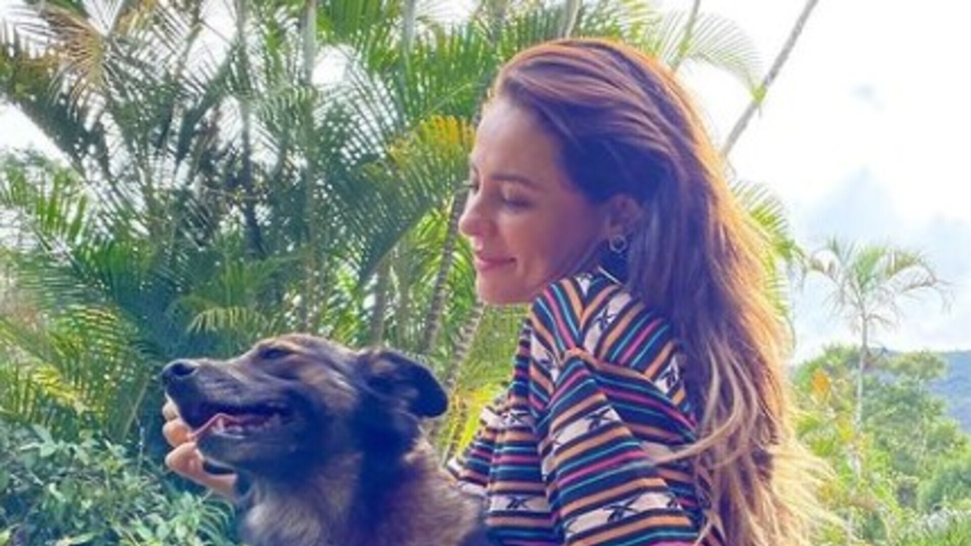 Paolla Oliveira esbanja beleza em fotos ao lado dos seus pets