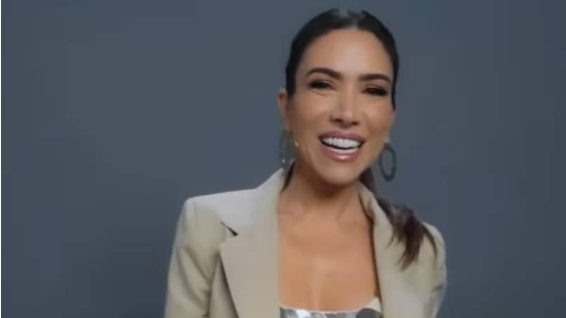 De look brilhante, Patrícia Abravanel escandaliza de pernas de fora: ”Maravilhosa”