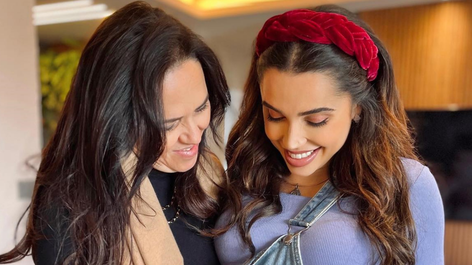 Com cliques raros, Paula Amorim se declara para a mãe: “Meu primeiro amor”
