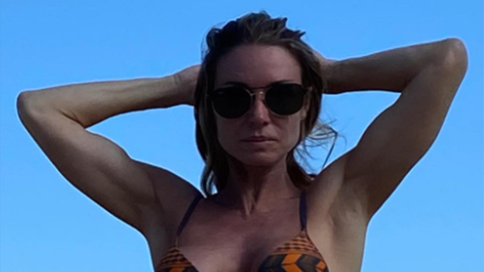 Aos 55 anos, Paula Burlamaqui exibe corpo sarado em foto de biquíni