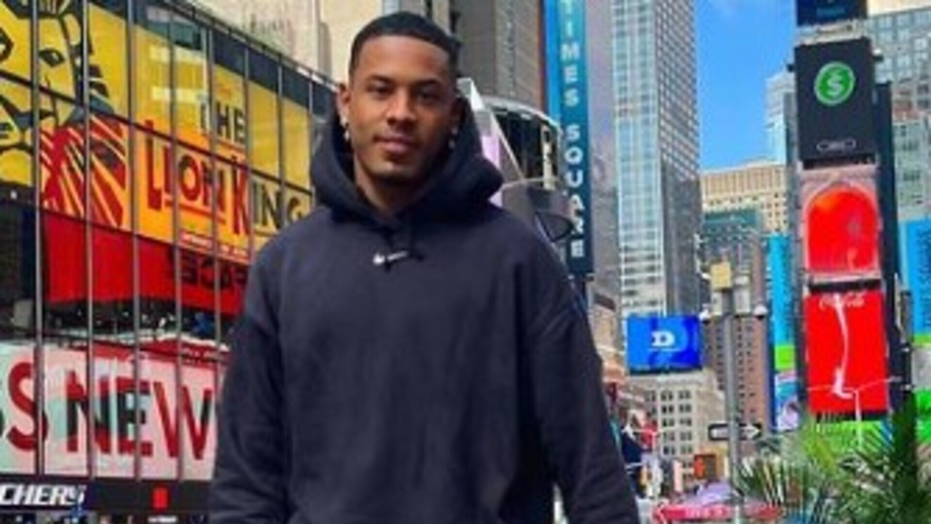 Paulo André aparece esbanjando alegria em TBT de viagem à Nova York