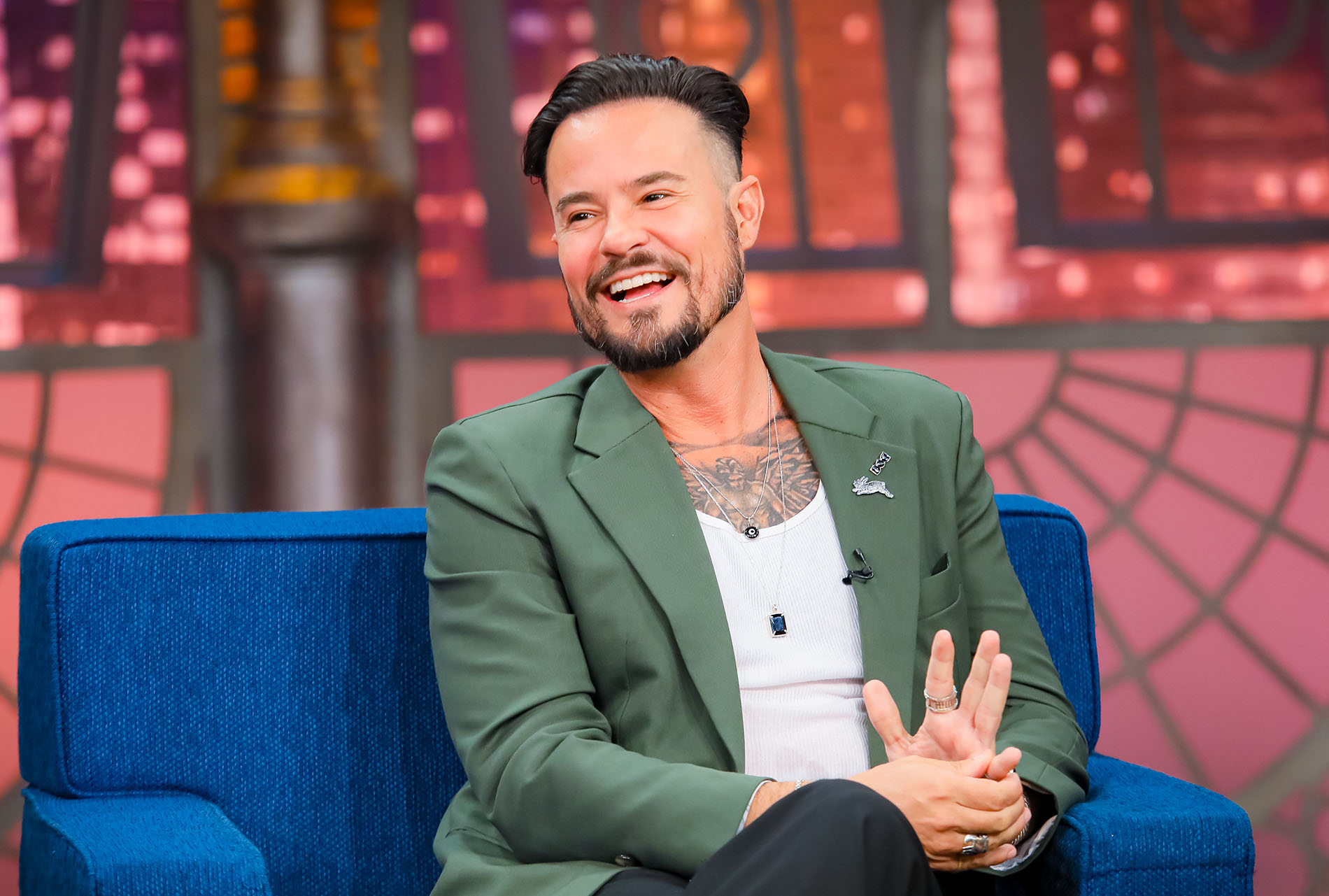 Paulo Vilhena se declara para a namorada no The Noite