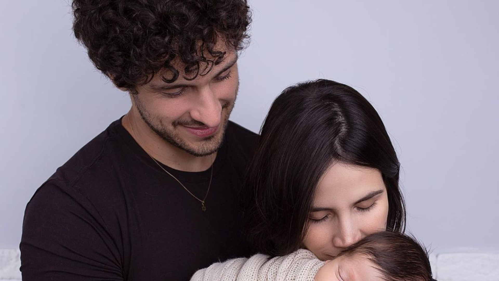 Pérola Faria e o noivo comemoram um mês do filho, Joaquim: ”O maior presente”