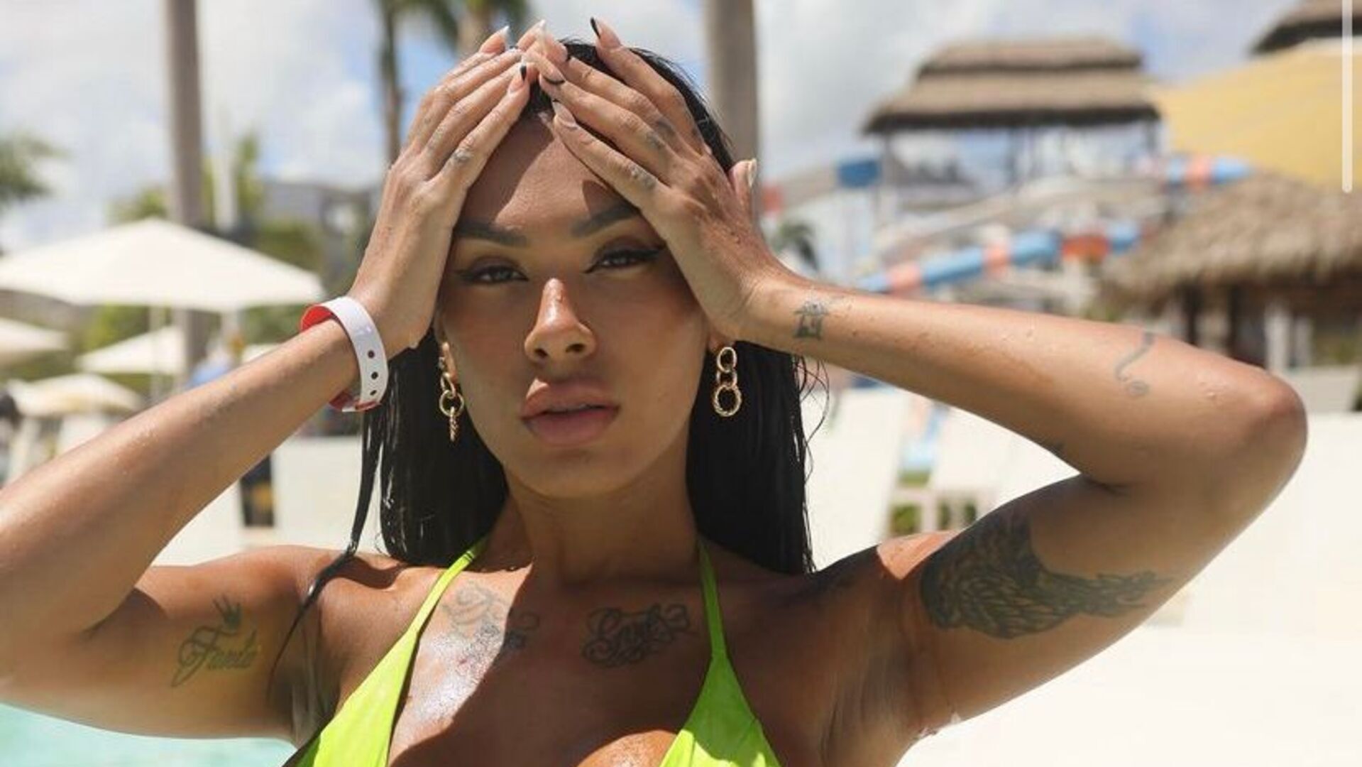 Pocah exibe boa forma e esbanja beleza ao aparecer com biquíni mínimo em Punta Cana