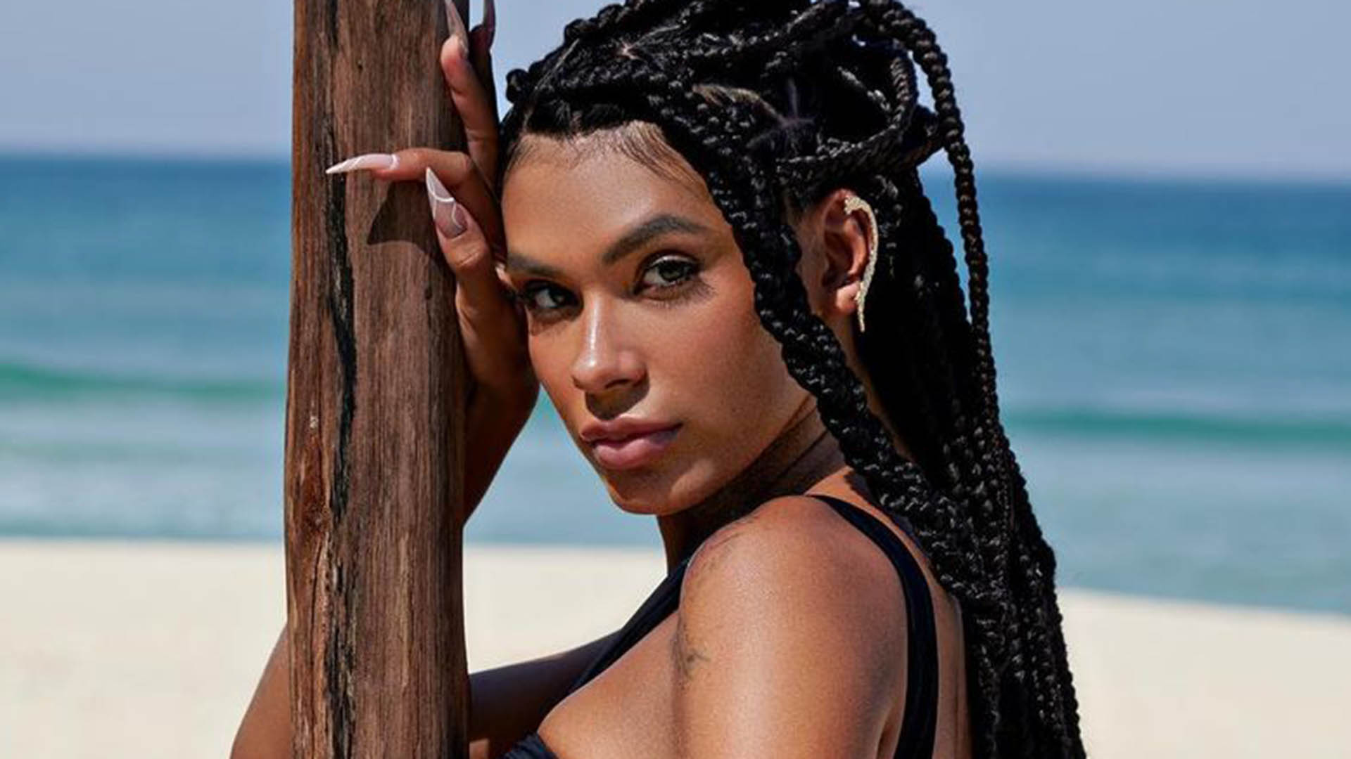 De biquíni fio-dental, Pocah empina o bumbum em novo ensaio fotográfico