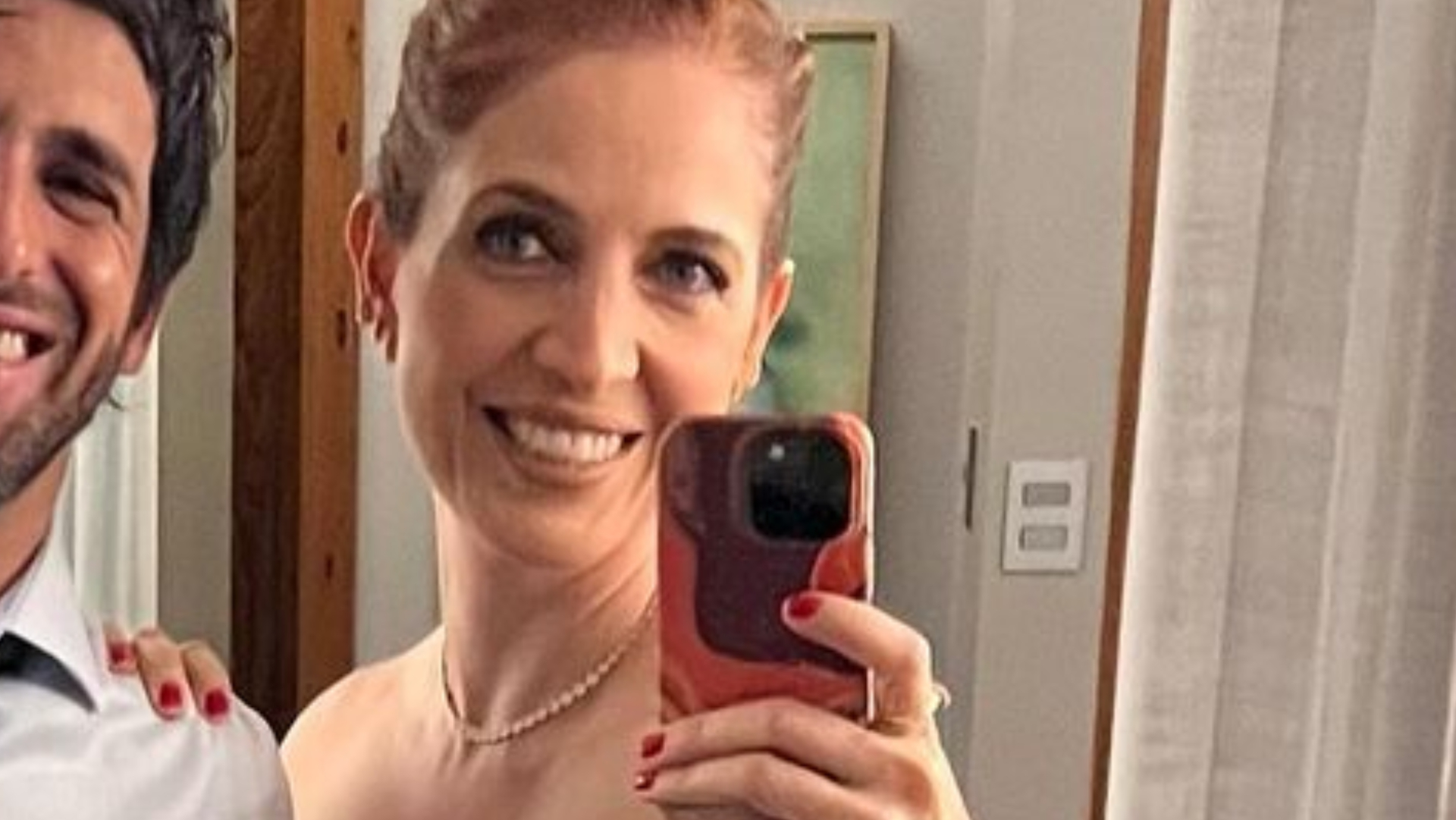 De vestido sem alça, Poliana Abritta surge arrasadora ao lado marido: ”Que casal lindo”
