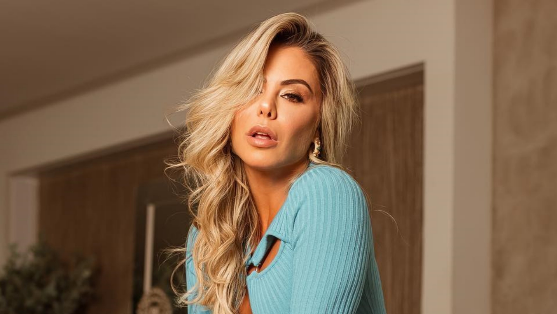 Sem sutiã, Poliana Rocha escandaliza em vestidinho com decote até o limite: ”Acredite”