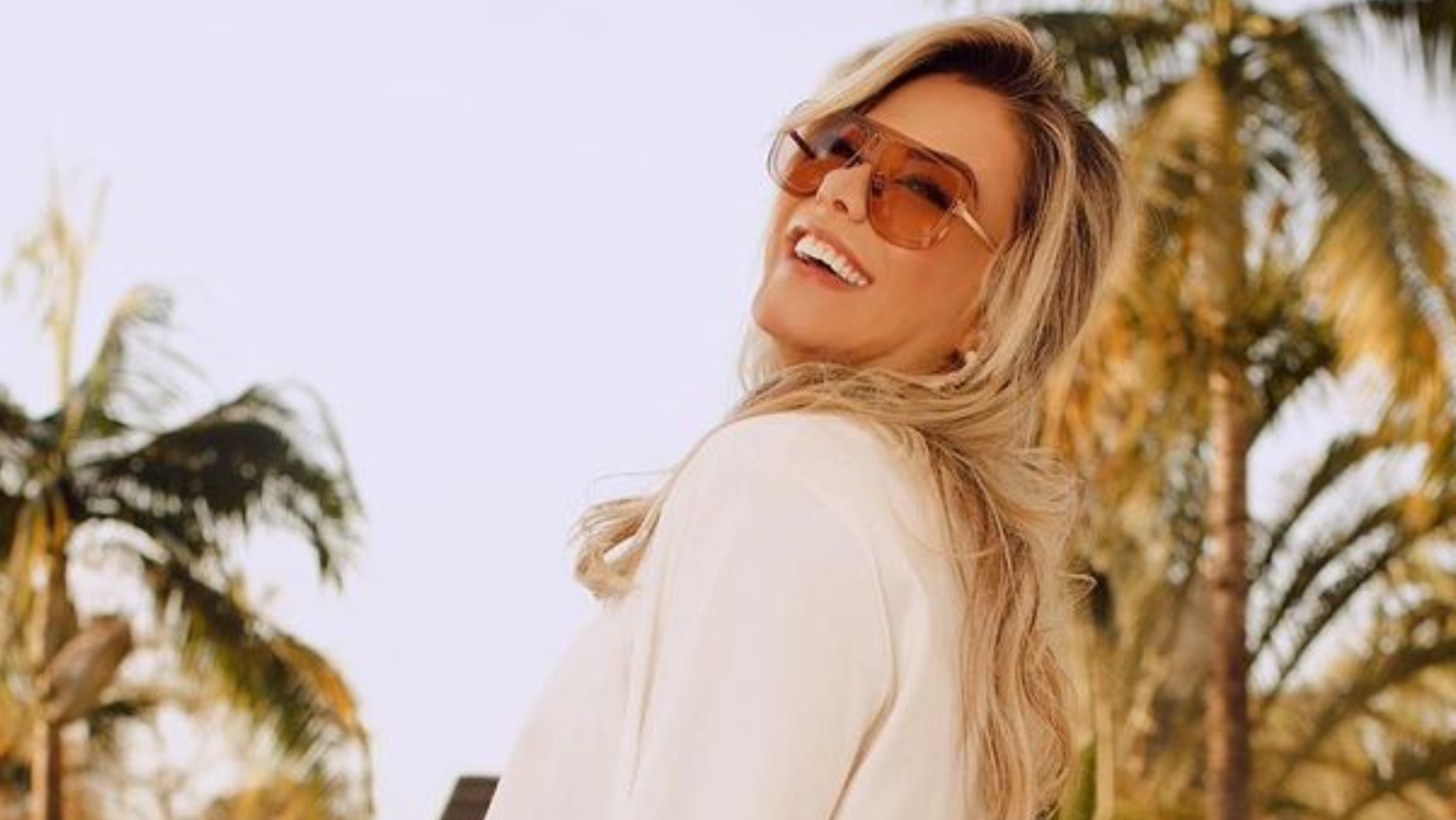 De cropped e saia com fenda, Poliana Rocha escandaliza com corpaço: ”Poderosa”