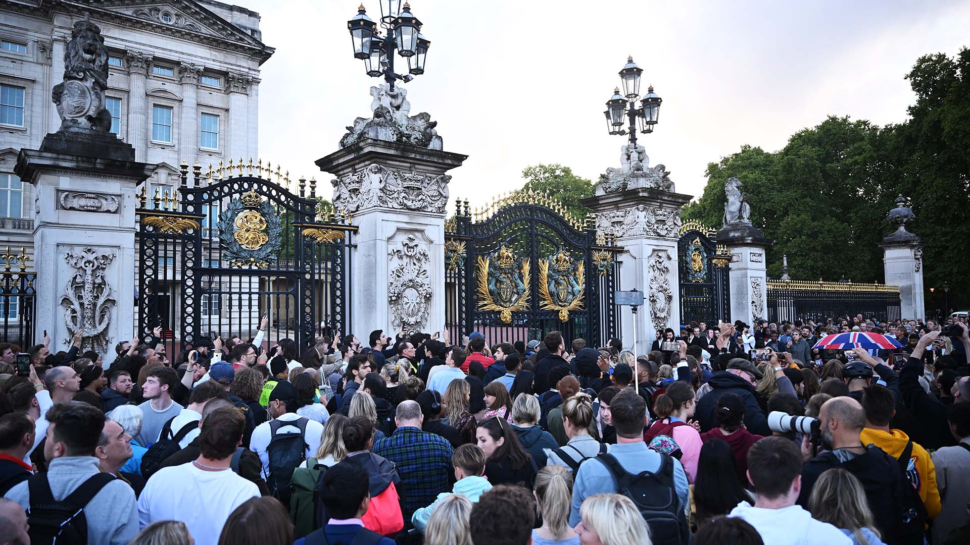 Morte da Rainha Elizabeth II: população faz homenagens nos palácios