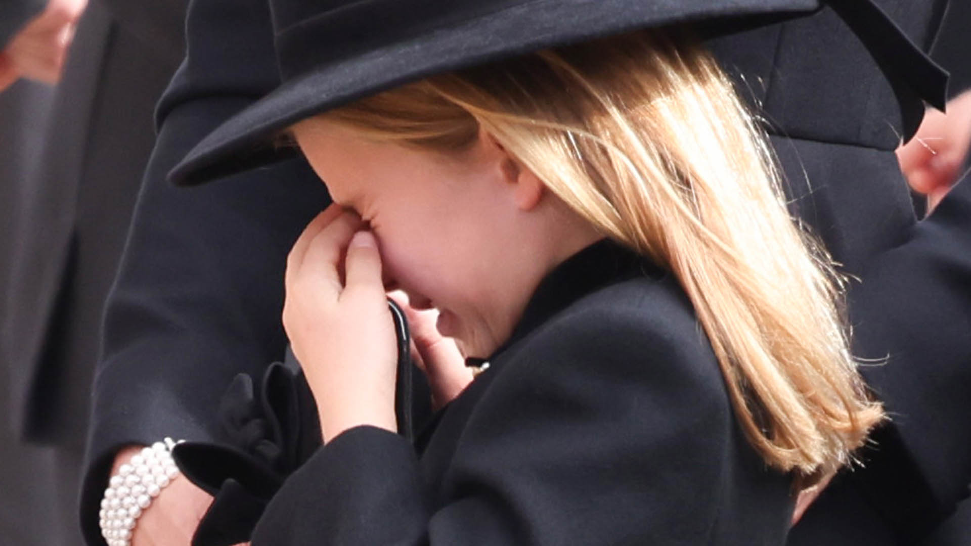 Princesa Charlotte cai no choro durante o funeral da Rainha Elizabeth II
