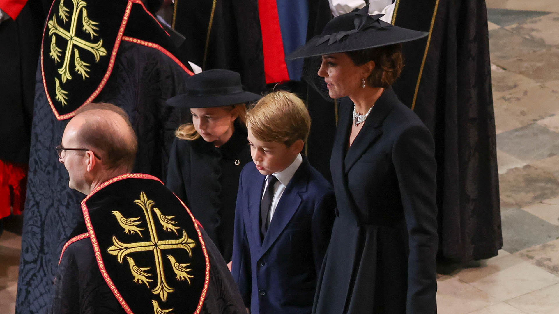 Príncipe George e princesa Charlotte acompanham o funeral da bisavó, a Rainha Elizabeth II