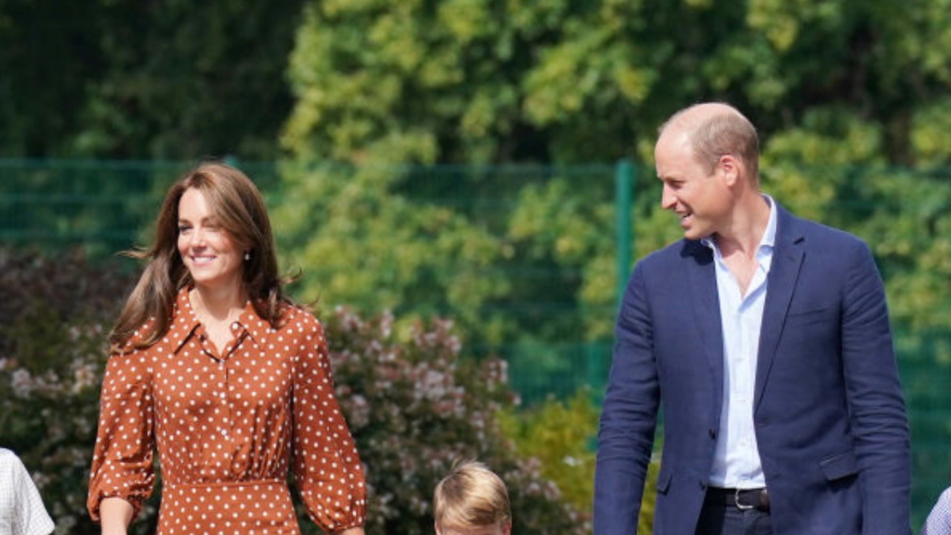 Príncipe Louis recusa mão do Príncipe William em caminhada para a escola