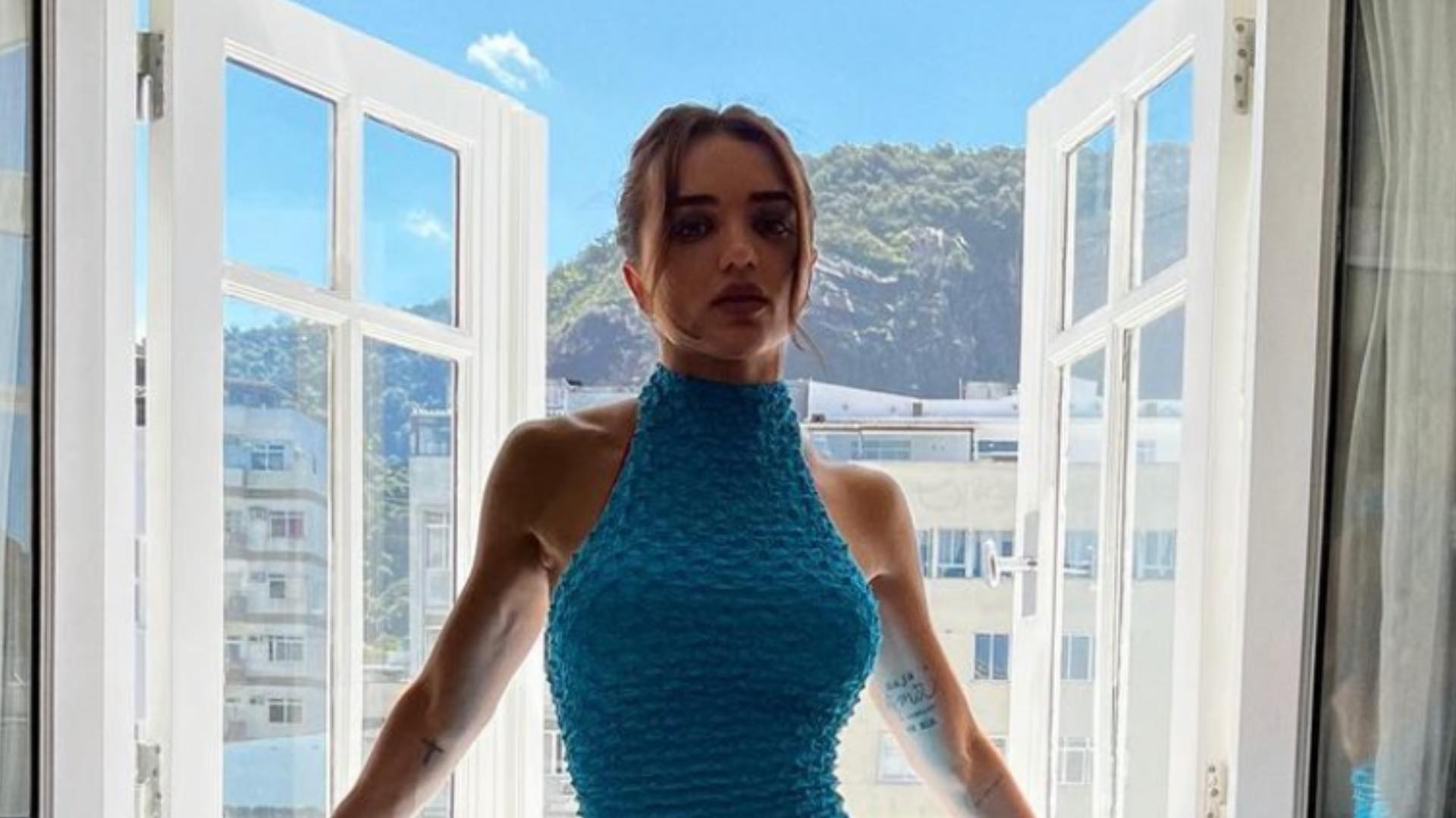 Rafa Kalimann deixa curvas em evidência ao posar com vestido azul coladinho: “Surreal de linda”