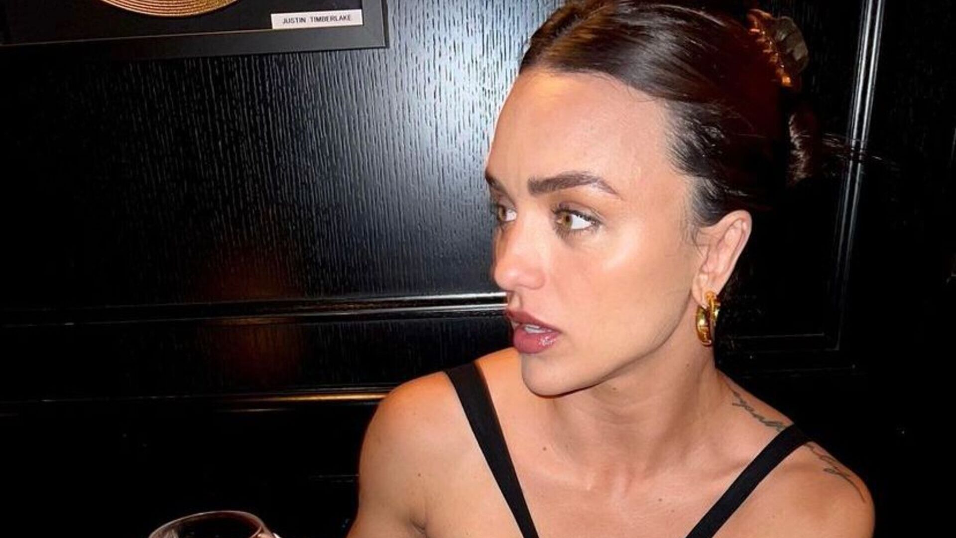 Com vestido decotado, Rafa Kalimann aparece esbanjando beleza em Paris