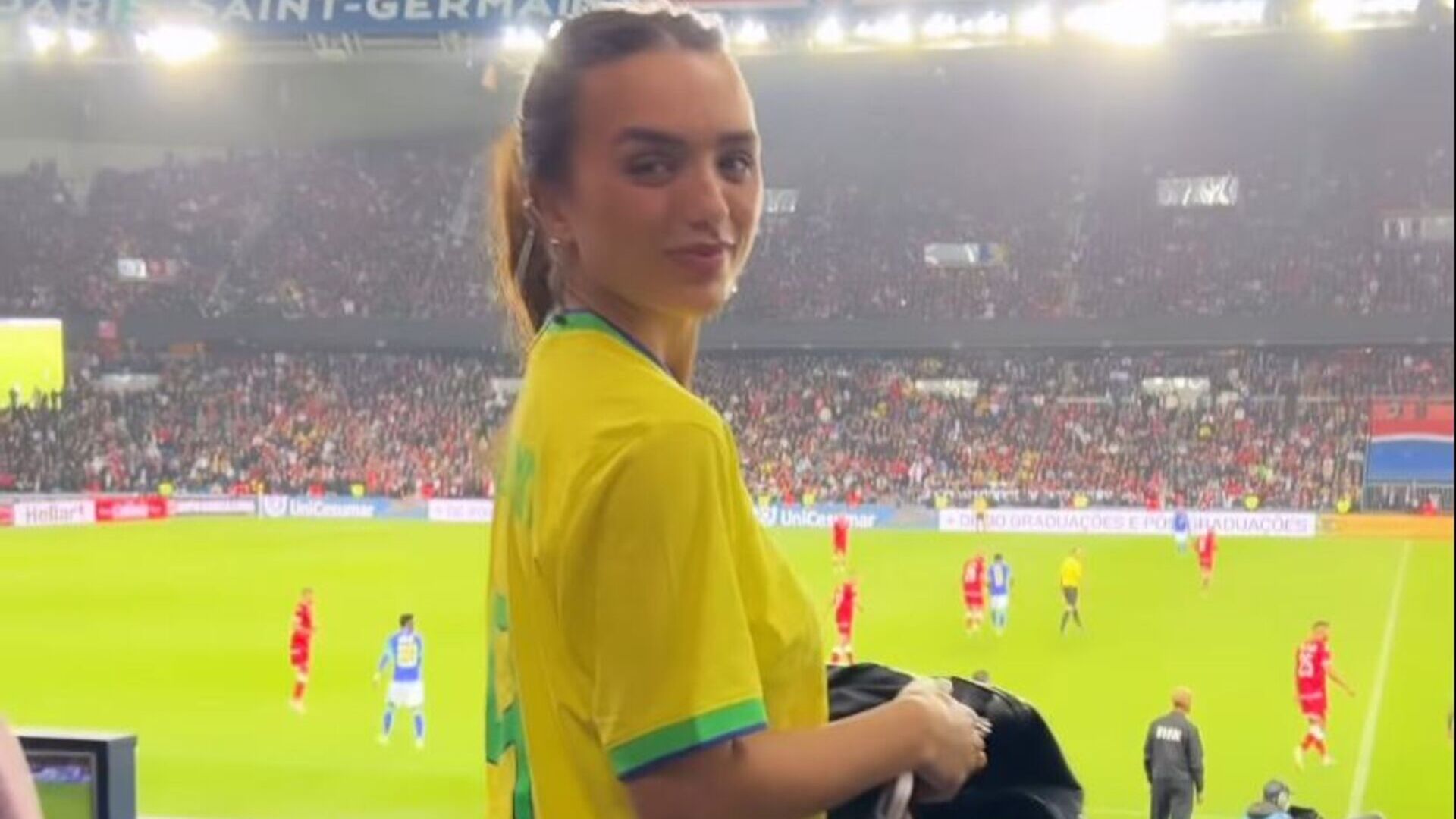 Rafa Kalimann esbanja alegria ao surgir com camiseta assinada por jogadores da seleção brasileira
