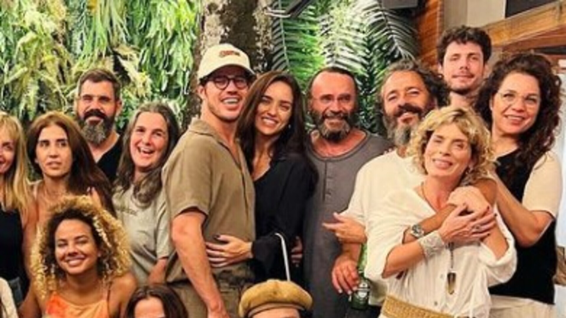 Rafa Kalimann e José Loreto aparecem abraçados em foto com o elenco de Pantanal