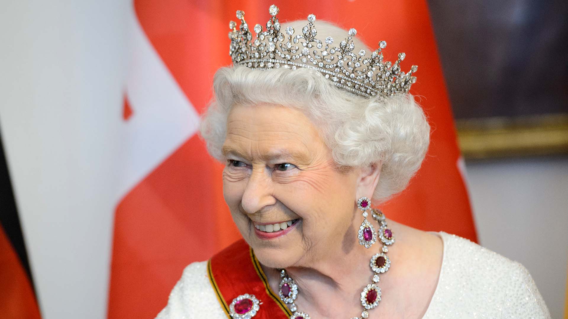 Rainha Elizabeth II: conheça uma de suas tiaras favoritas