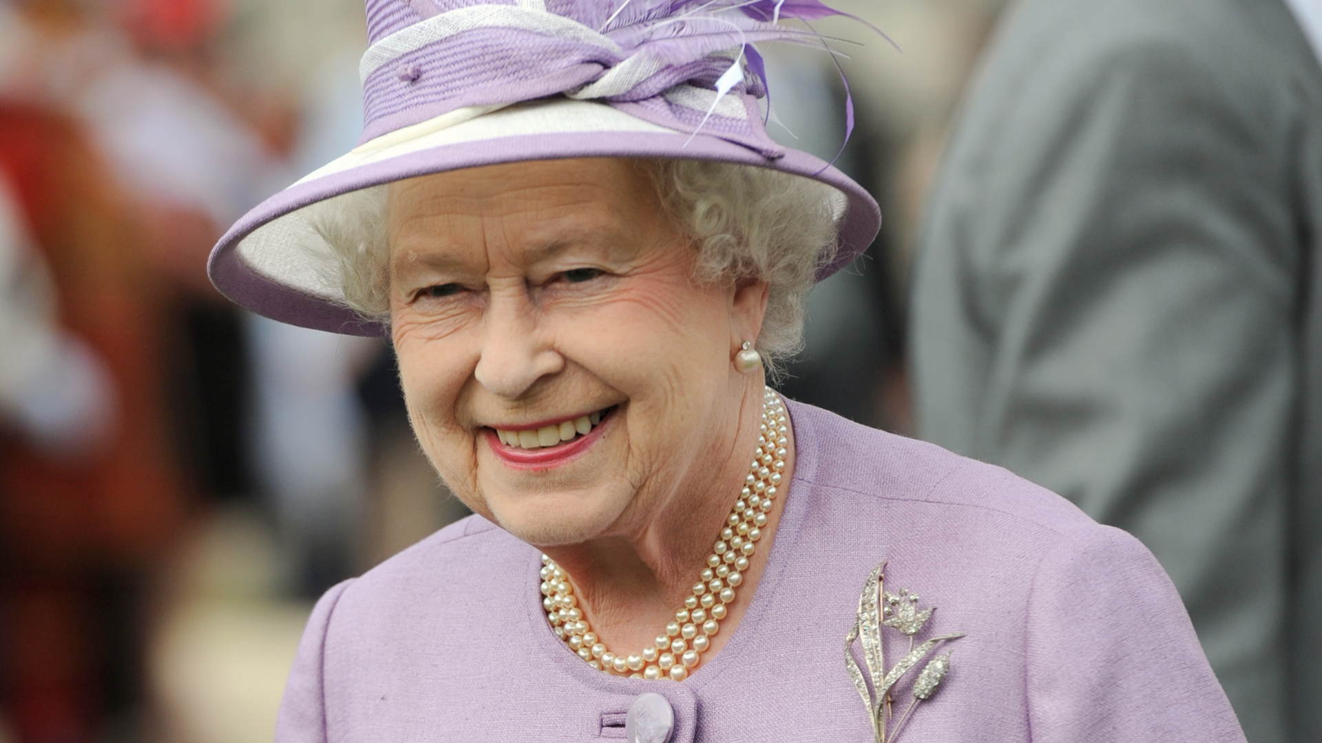 Rainha Elizabeth II deve ser enterrada apenas com aliança de casamento e brincos de pérola