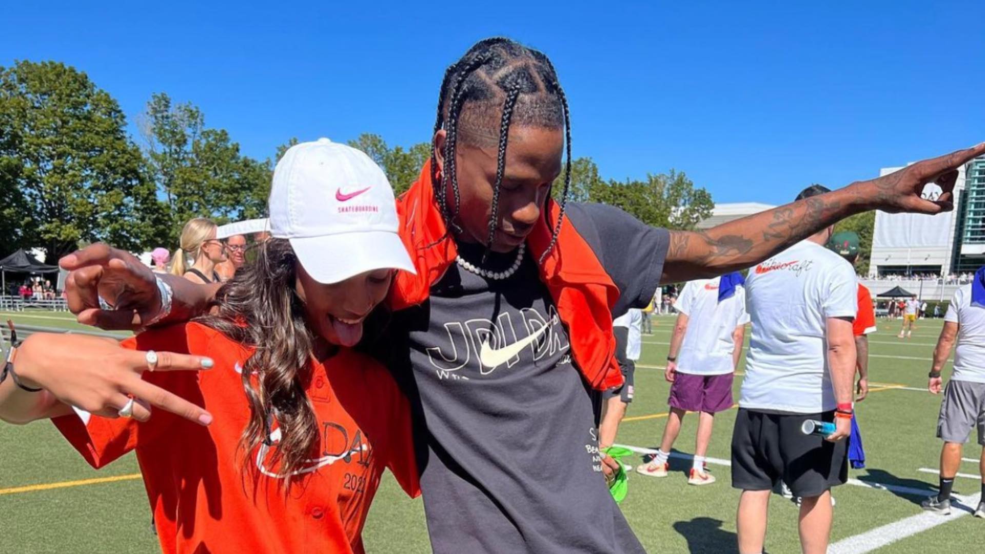 Rayssa Leal surpreende ao surgir em foto ao lado de Travis Scott