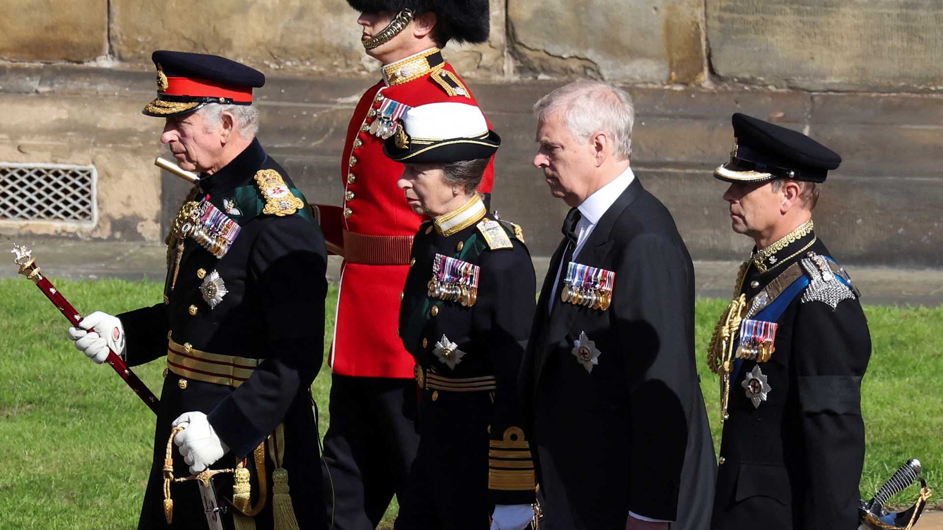 Rei Charles III e os irmãos acompanham procissão com o caixão da Rainha Elizabeth II