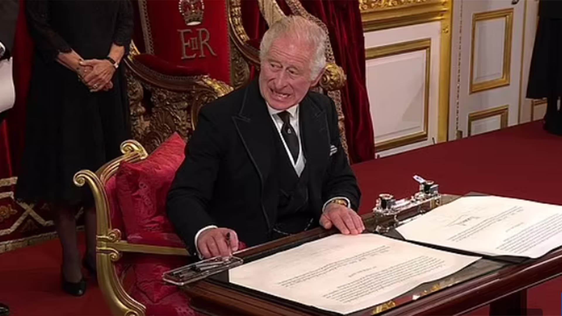 Perdeu a paciência? Reação do Rei Charles III com a caneta gera comentários na internet