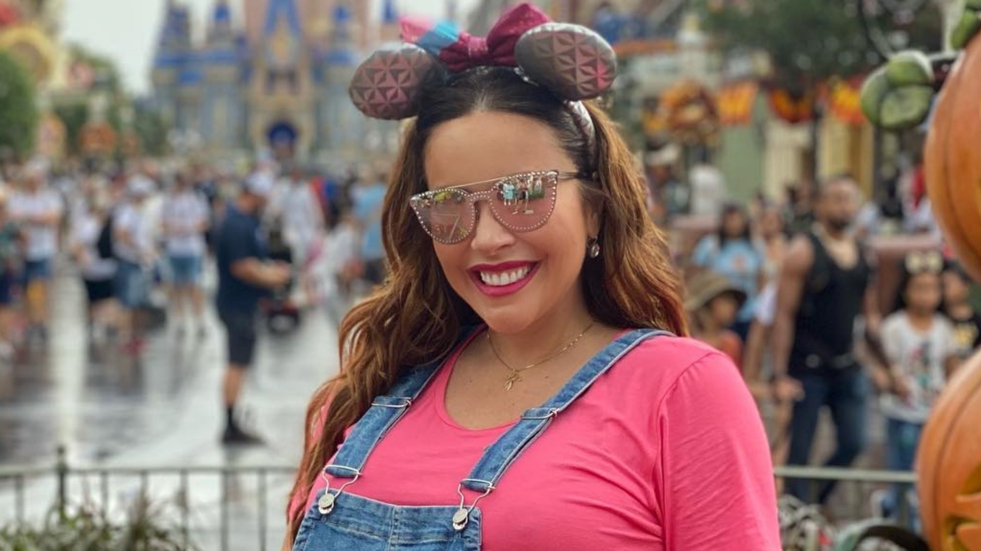 Grávida, Renata Dominguez curte parque da Disney: “É muito mágico”
