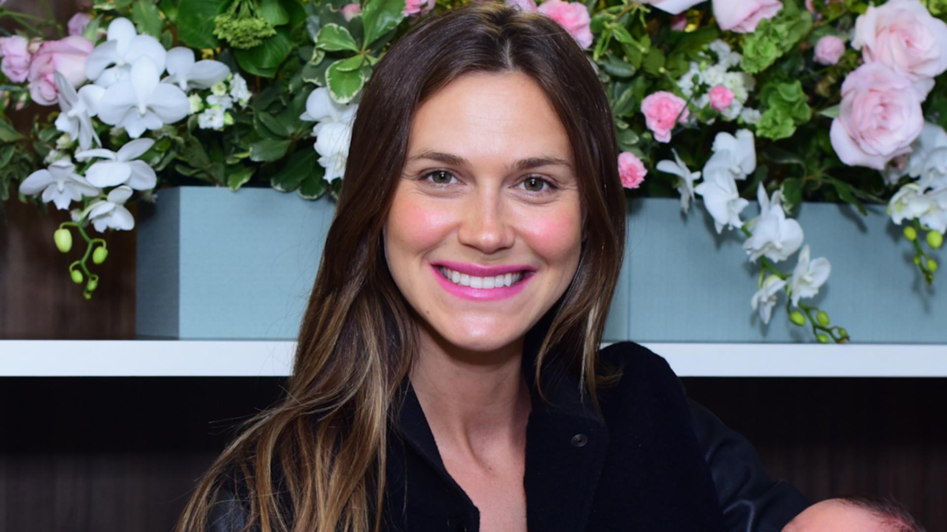 Renata Kuerten deixa a maternidade com a filha recém-nascida, Lorena