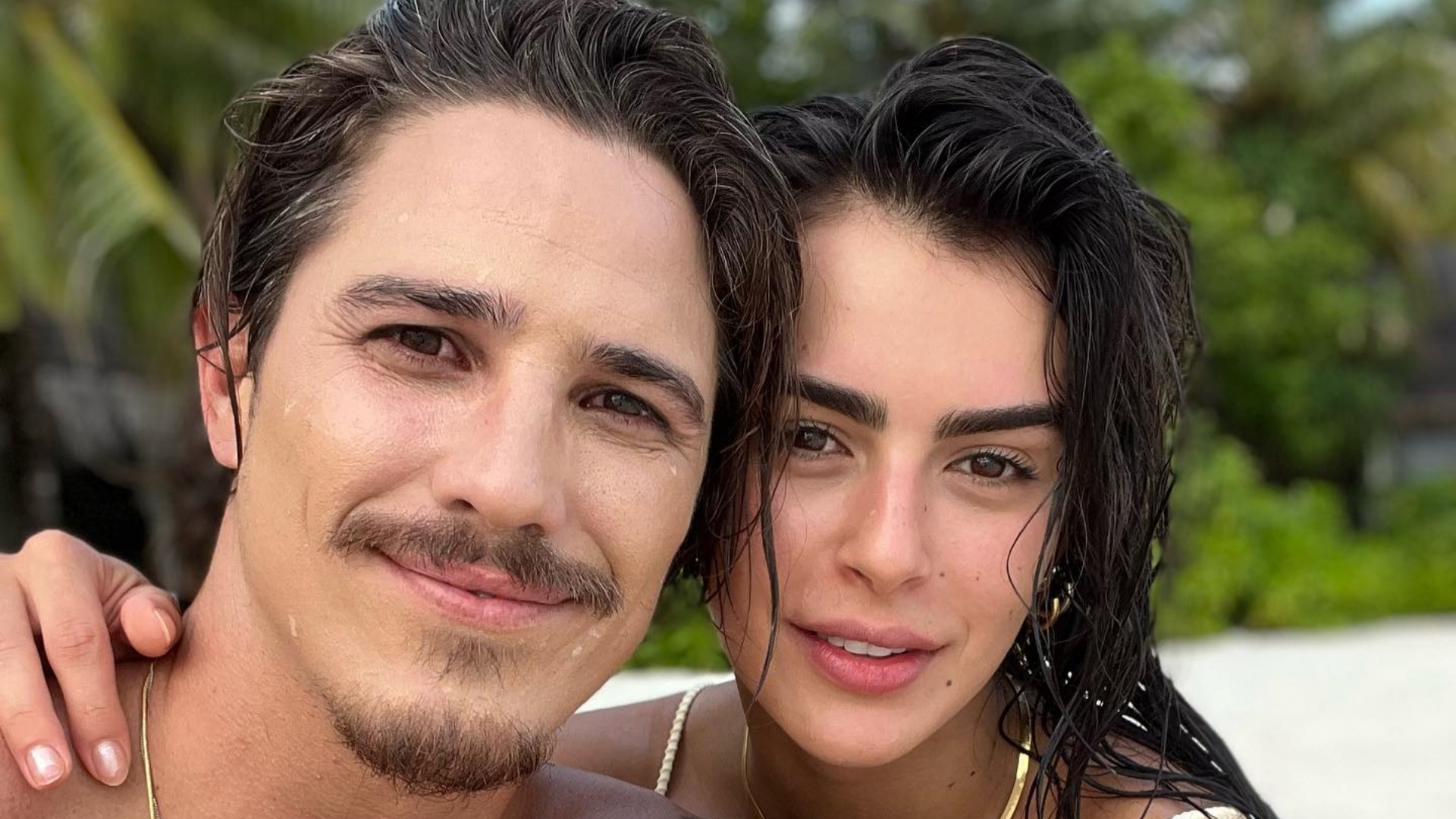 Romulo Arantes Neto e Mari Saad esbanjam beleza em cliques nas Maldivas