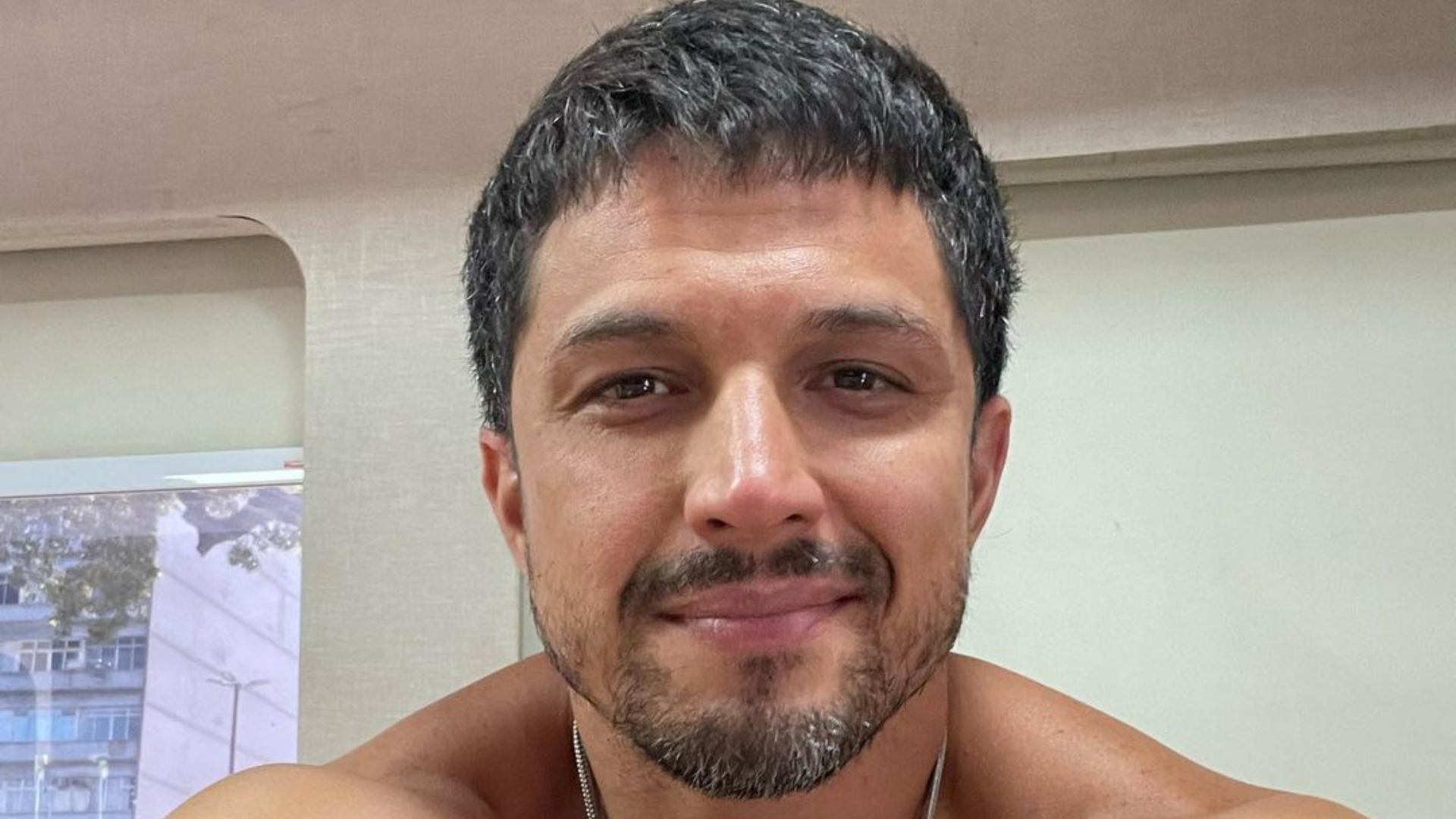 Protagonista em Travessia, Romulo Estrela divide com os fãs bastidores de gravação da novela