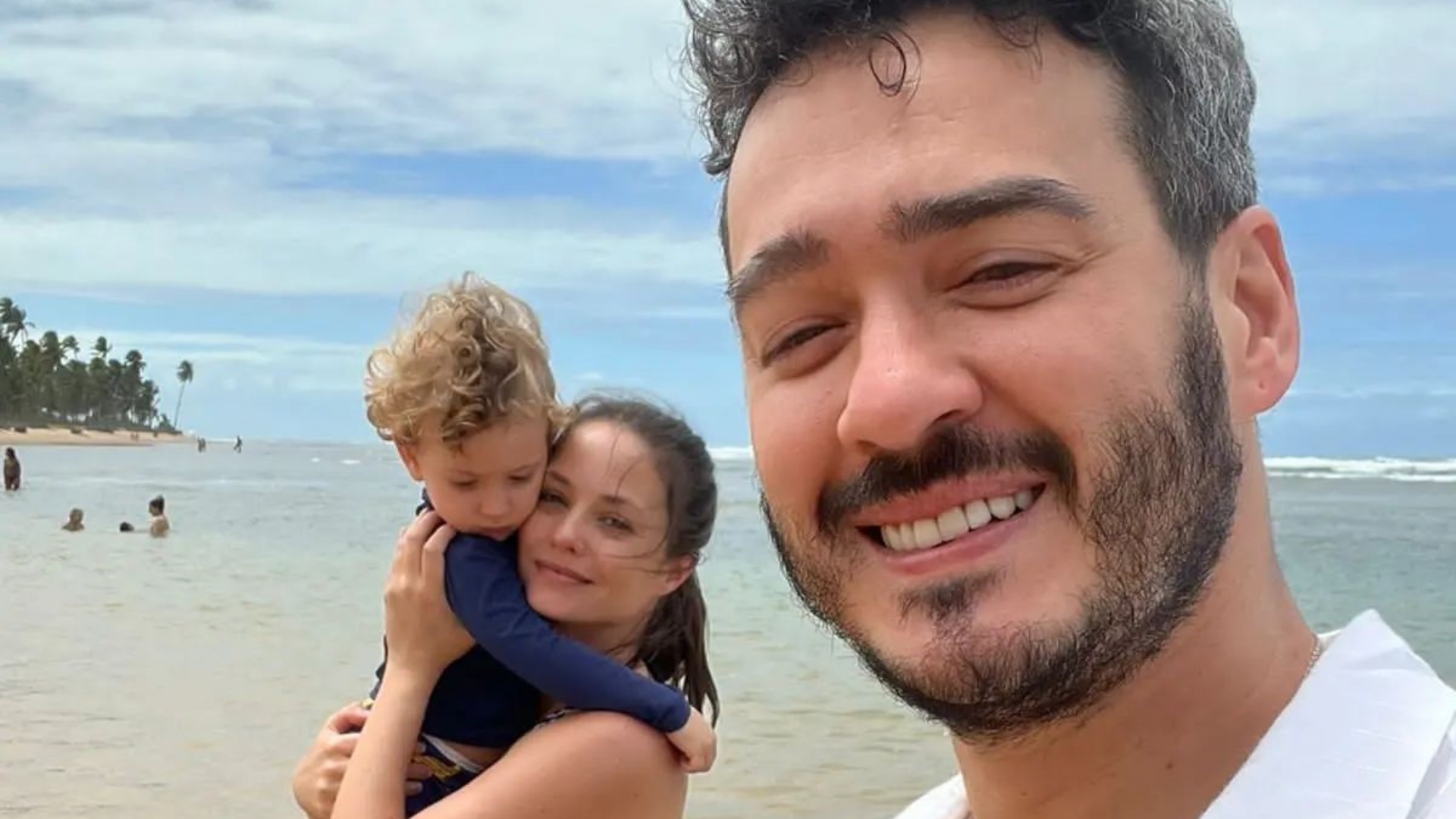 Rosanne Mulholland e Marcos Veras mostram fotos da viagem em família para a Bahia