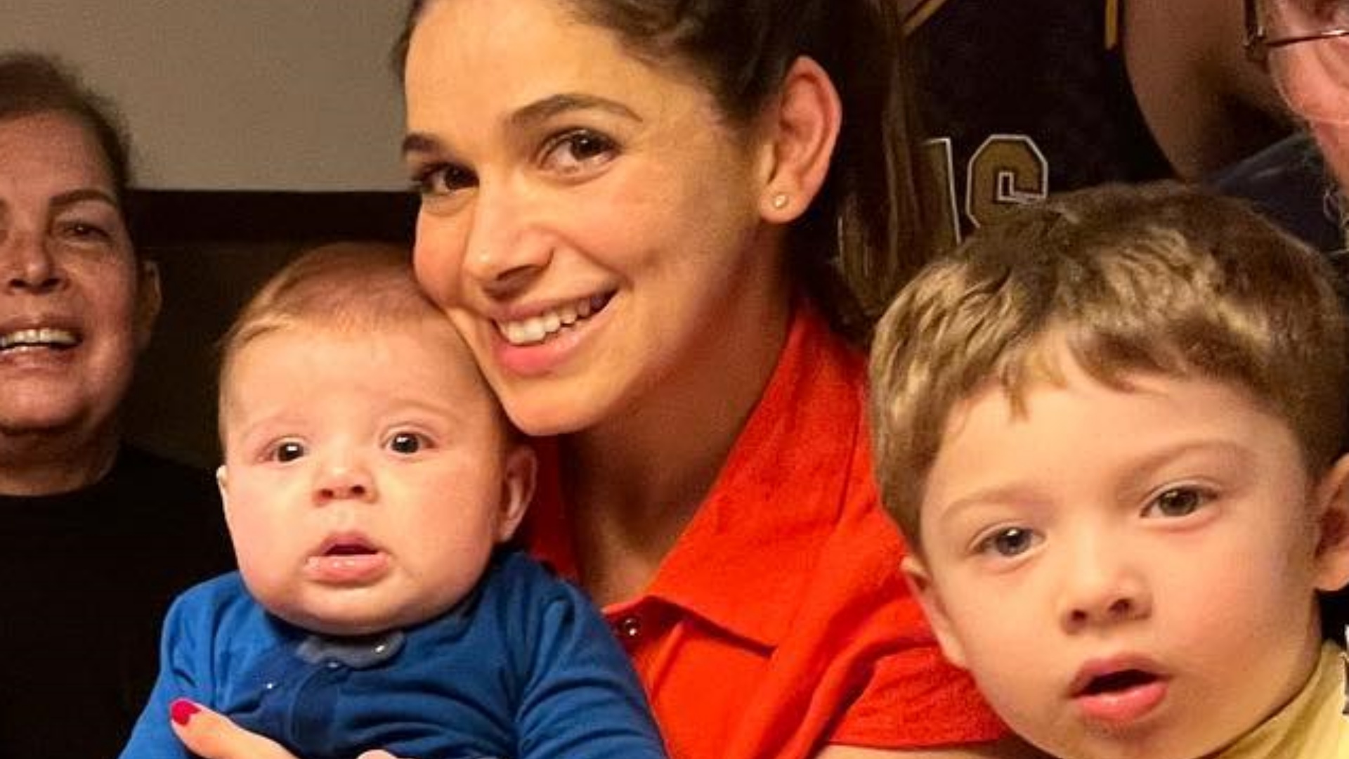 Sabrina Petraglia reúne a família no quinto mês do filho caçula, Léo