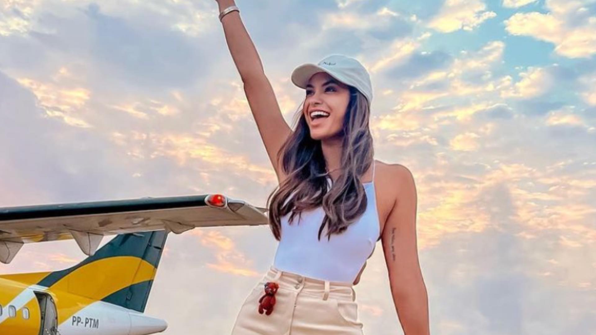 Ex-BBB Sarah Andrade aposta em look confortável e fashionista para viajar