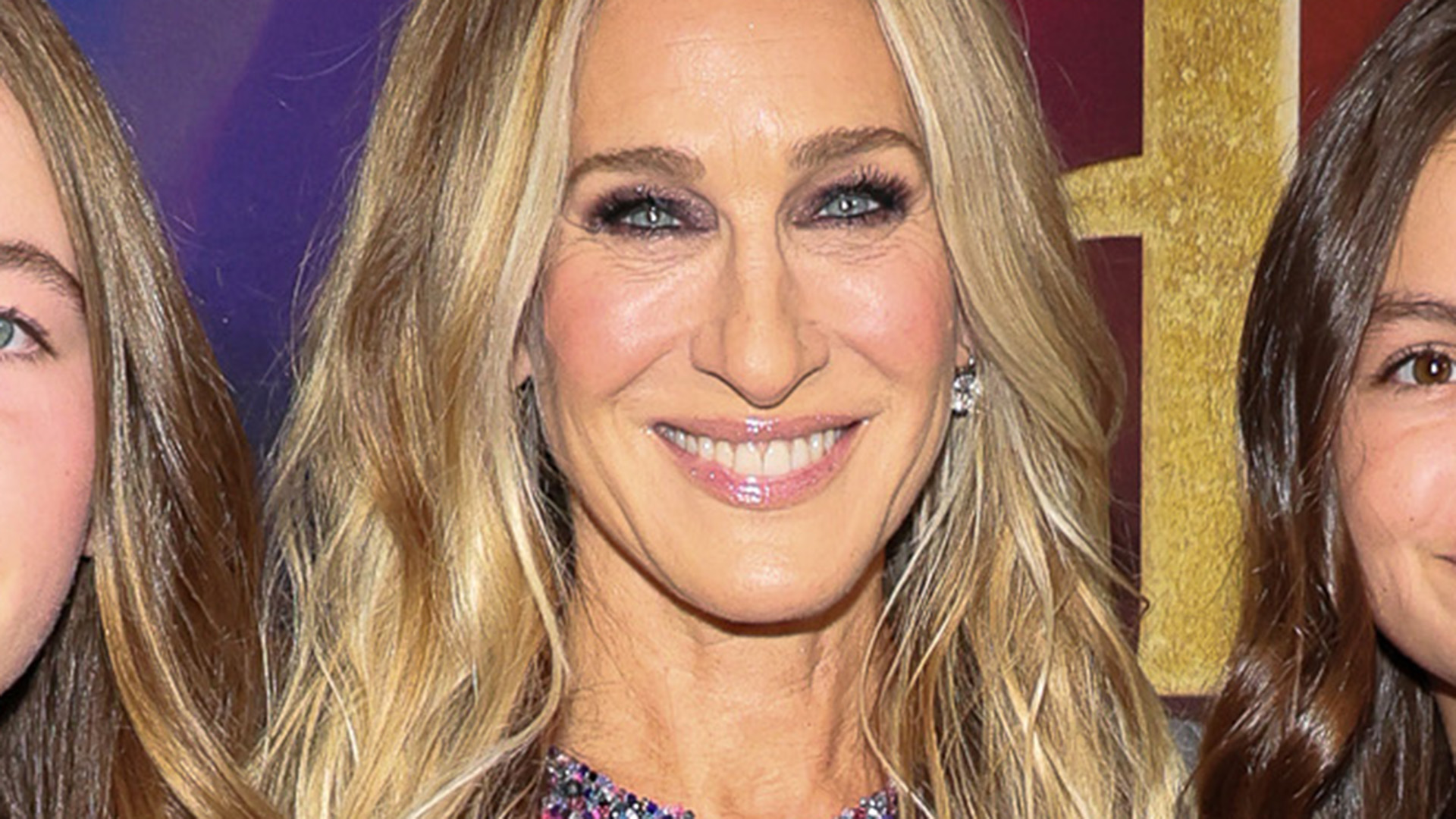 Sarah Jessica Parker faz rara aparição com as filhas gêmeas