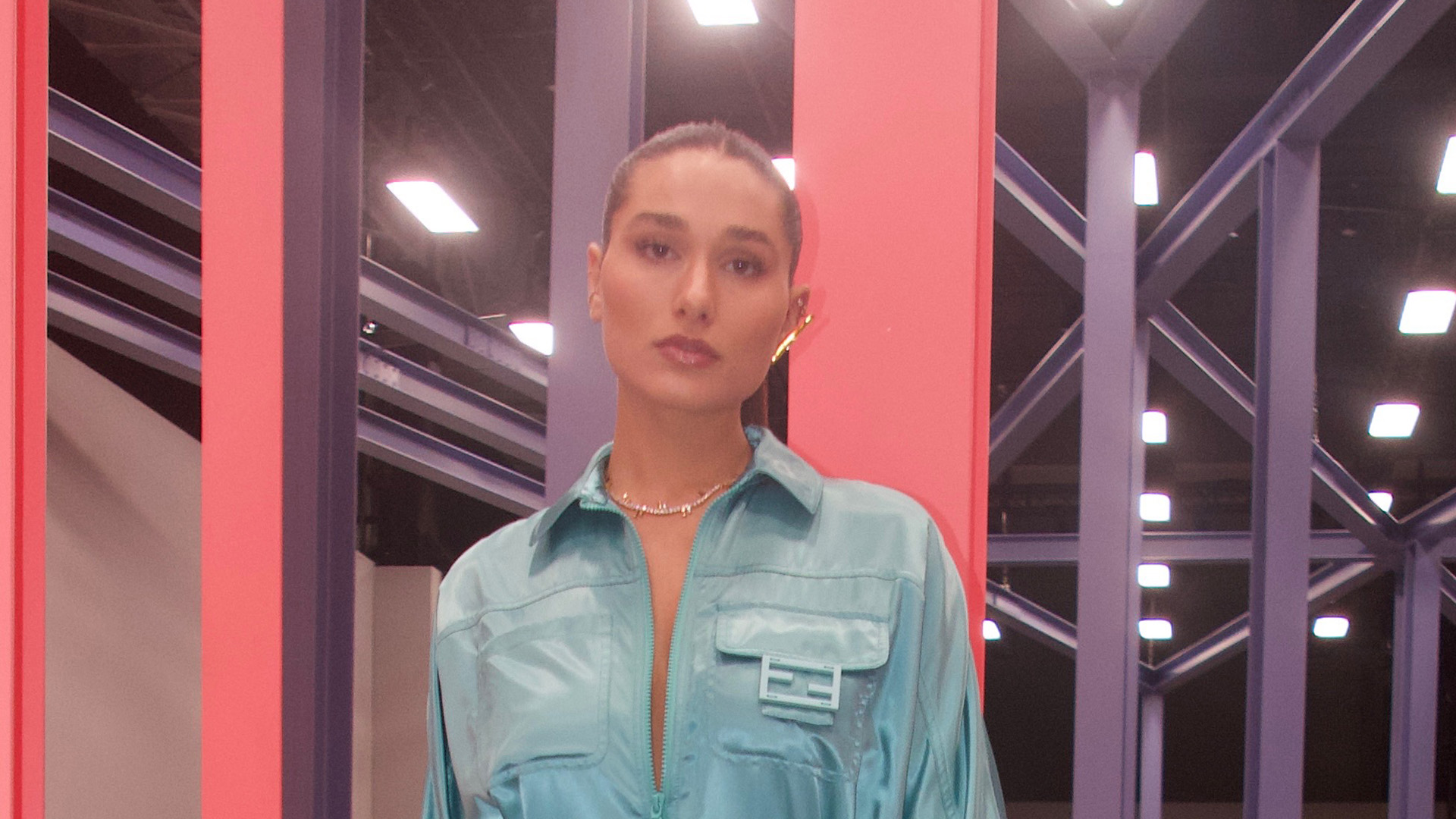 Sasha Meneghel prestigia desfile na semana de moda de Milão