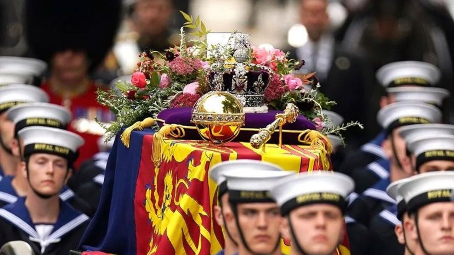 Rainha Elizabeth II é sepultada ao lado de seu falecido marido Príncipe Phillip em cerimônia privada