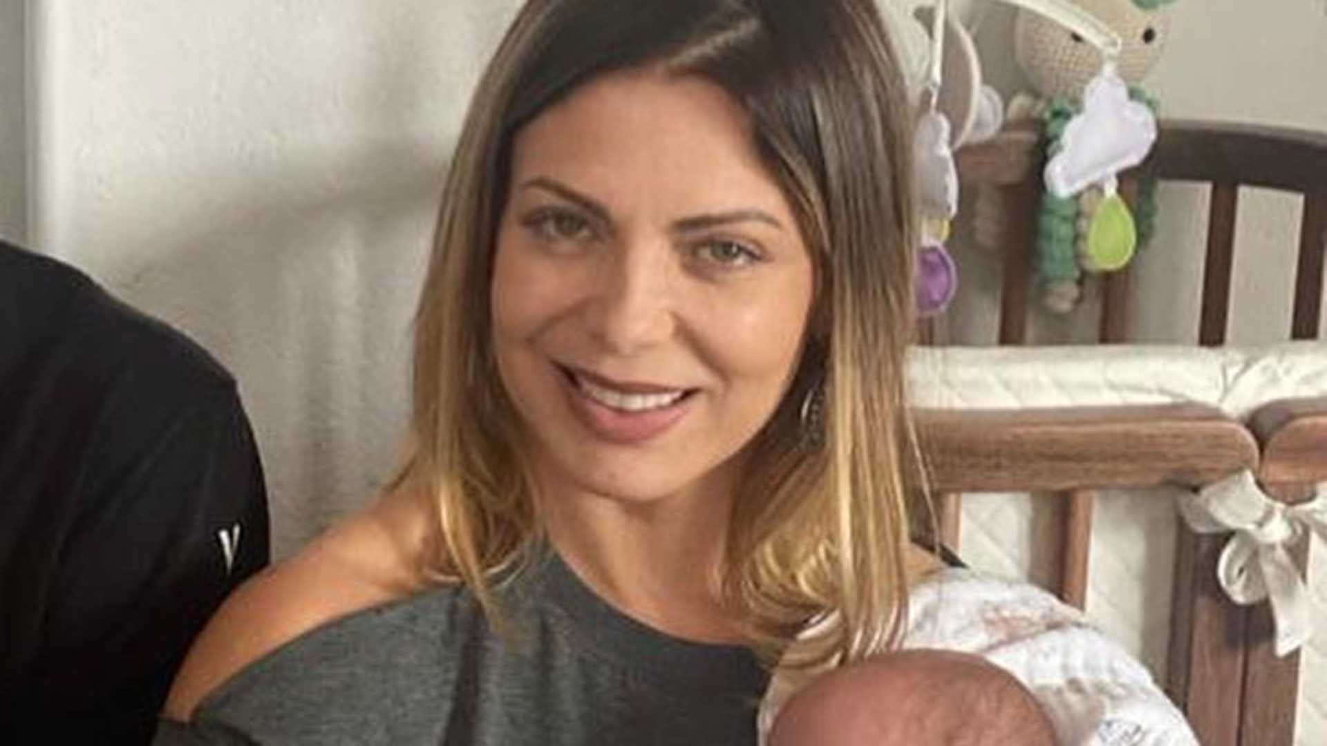 Sheila Mello visita os bebês da ex-enteada, Isabella Scherer