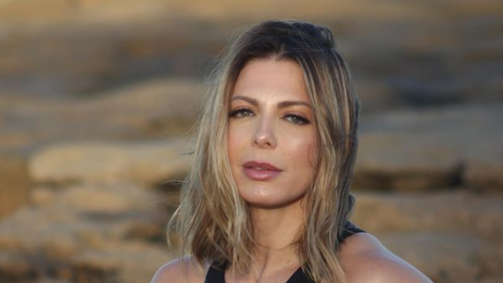Sheila Mello posta ensaio de maiô na praia e brinca com perrengue