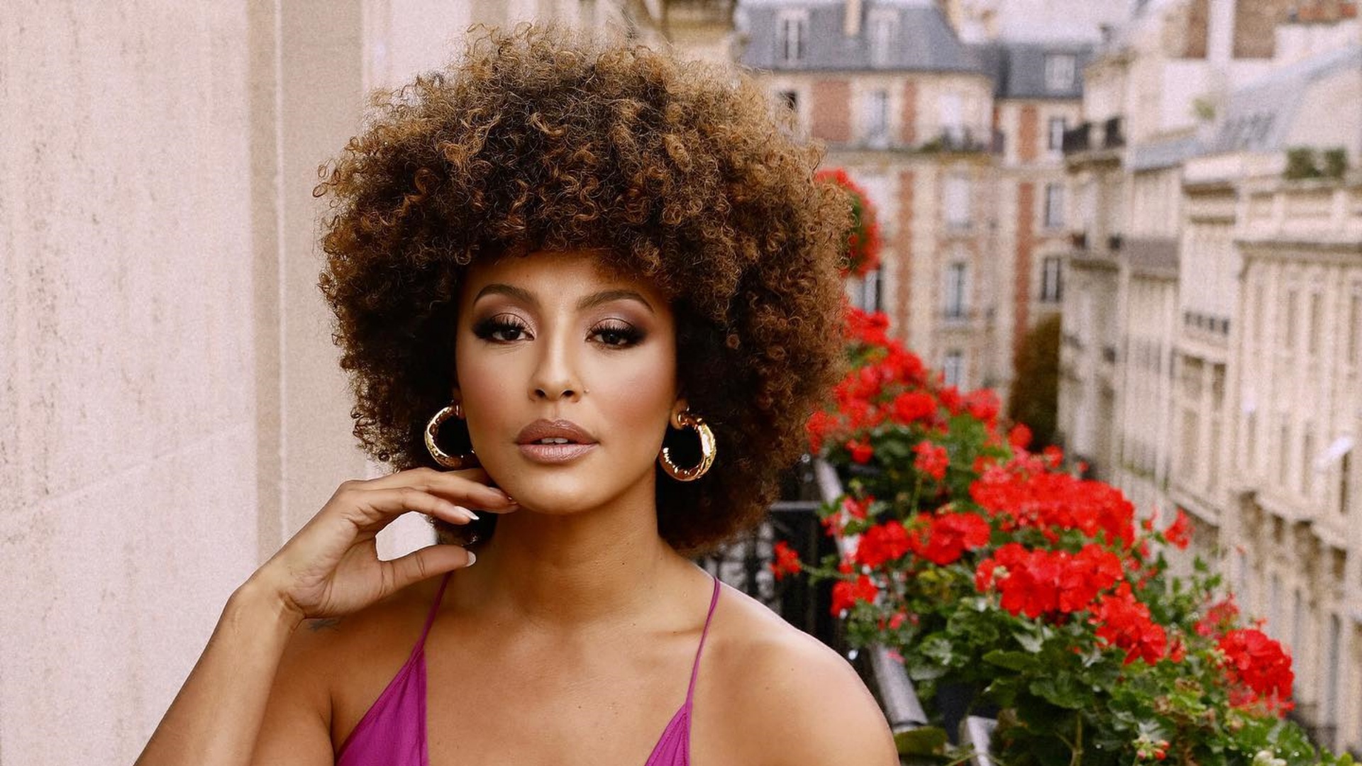 De vestido, Sheron Menezzes choca com beleza em sacada com vista para Paris: ”Chiquérrima”